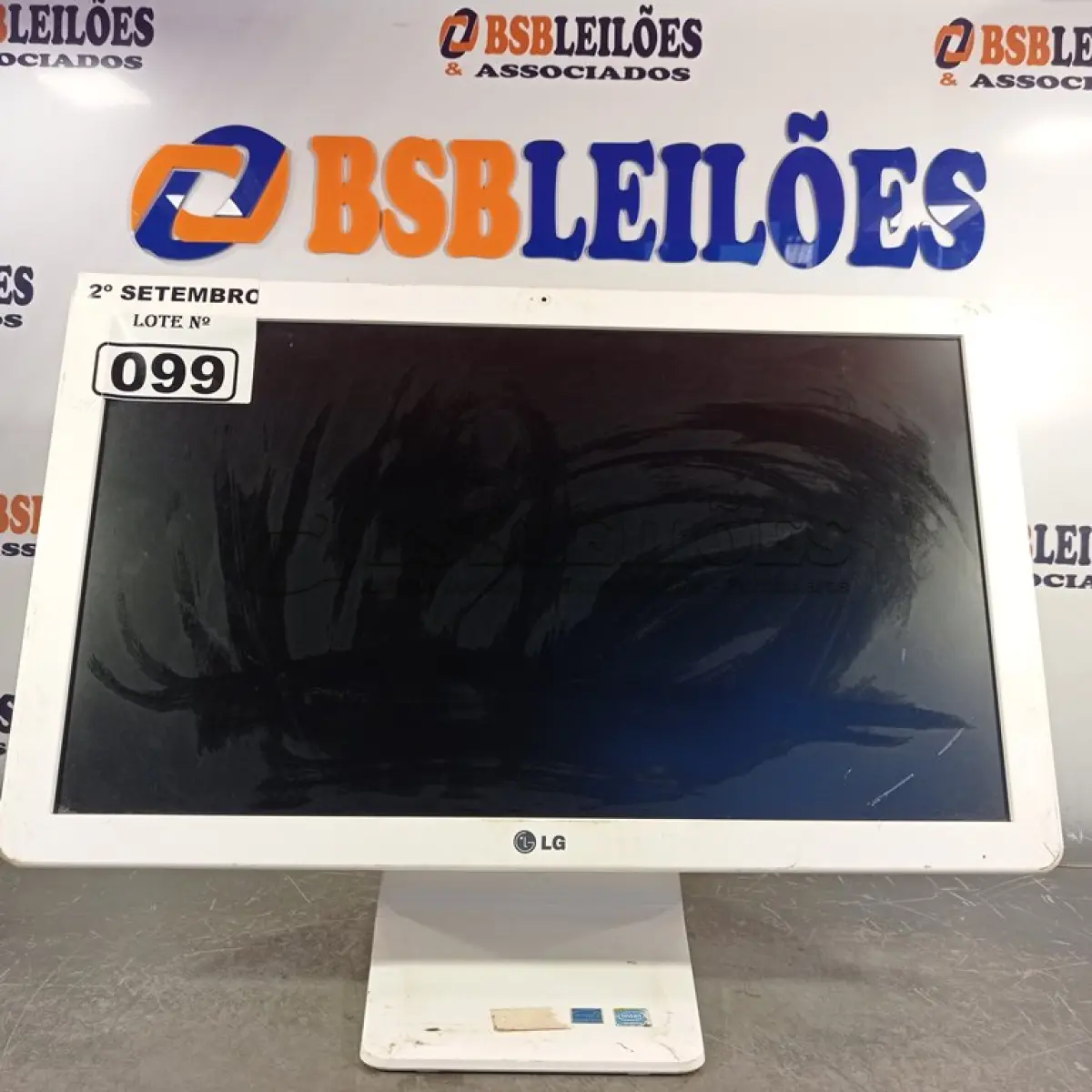 LOTE 099 - 01 COMPUTADOR ALL IN ONE MARCA LG COM AVARIAS. (NO ESTADO) ATENÇÃO! FAZER A VISITAÇÃO ANTES DE ARREMATAR, NÃO SABEMOS SE FUNCIONA. LEILÃO NÃO TEM GARANTIA E NEM DEVOLUÇÃO, SUJEITO A POSSÍVEIS AVARIAS VISÍVEIS/OCULTAS E/OU AUSÊNCIA DE COMPONENTES.