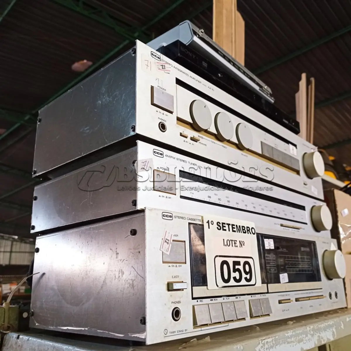 LOTE 059 - 02 APARELHOS DE DVD MARCAS E MODELOS DIVERSOS, 01 STÉREO INTEGRATED AMPLIFIER X-10, 01 AM/FM STÉREO TUNER SX-10 E 01 STÉREO CASSETE DECK DX-20 MARCAS CCE. (NO ESTADO) ATENÇÃO! FAZER A VISITAÇÃO ANTES DE ARREMATAR, NÃO SABEMOS SE FUNCIONA. LEILÃO NÃO TEM GARANTIA E NEM DEVOLUÇÃO, SUJEITO A POSSÍVEIS AVARIAS VISÍVEIS/OCULTAS E/OU AUSÊNCIA DE COMPONENTES.