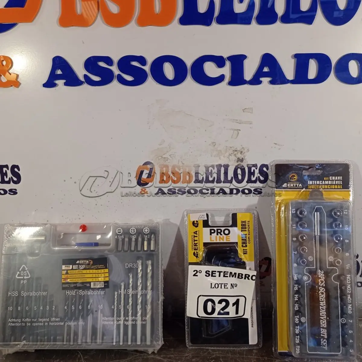 LOTE 021 - 01 MALETA 300 PEÇAS, KIT CHAVE TORK E KIT CHAVE CANHÃO. (NO ESTADO) ATENÇÃO! FAZER A VISITAÇÃO ANTES DE ARREMATAR, NÃO SABEMOS SE FUNCIONA. LEILÃO NÃO TEM GARANTIA E NEM DEVOLUÇÃO, SUJEITO A POSSÍVEIS AVARIAS VISÍVEIS/OCULTAS E/OU AUSÊNCIA DE COMPONENTES.