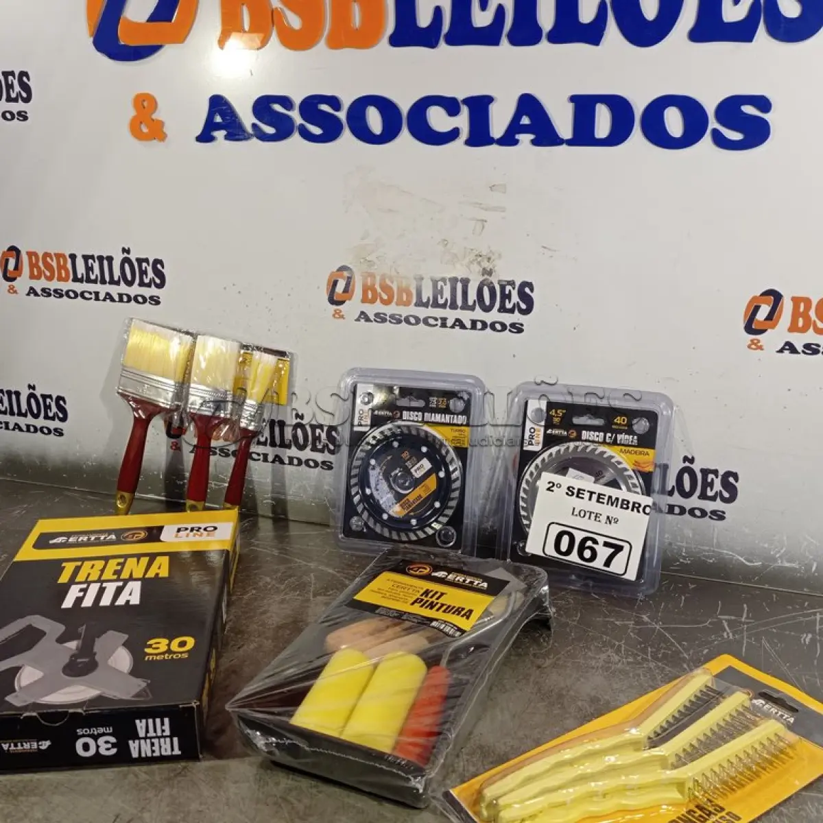 LOTE 067 - 01 TRENA 30METROS, ESCOVA DE AÇO, PINCEIS, KIT PINTURA, 02 DISCOS E 01 KIT BROCA. (NO ESTADO) ATENÇÃO! FAZER A VISITAÇÃO ANTES DE ARREMATAR, NÃO SABEMOS SE FUNCIONA. LEILÃO NÃO TEM GARANTIA E NEM DEVOLUÇÃO, SUJEITO A POSSÍVEIS AVARIAS VISÍVEIS/OCULTAS E/OU AUSÊNCIA DE COMPONENTES.