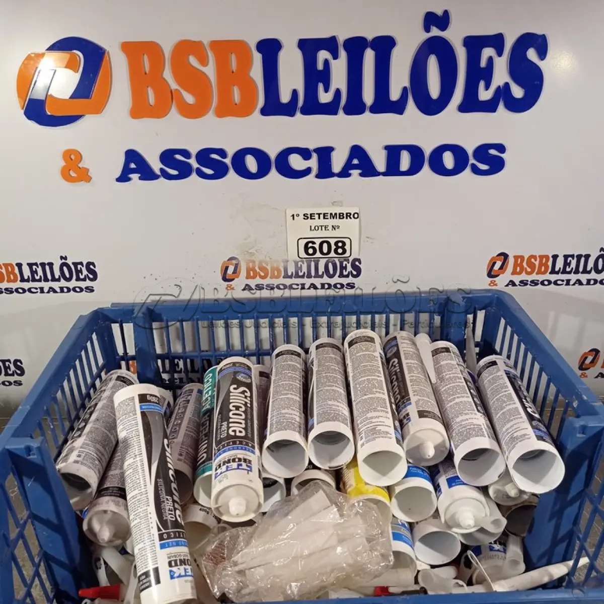 LOTE 608 - 01 LOTE COM VÁRIAS BISNAGAS DE SILICONE DIVERSOS. (NO ESTADO) ATENÇÃO! FAZER A VISITAÇÃO ANTES DE ARREMATAR, NÃO SABEMOS SE FUNCIONA. LEILÃO NÃO TEM GARANTIA E NEM DEVOLUÇÃO, SUJEITO A POSSÍVEIS AVARIAS VISÍVEIS/OCULTAS E/OU AUSÊNCIA DE COMPONENTES.