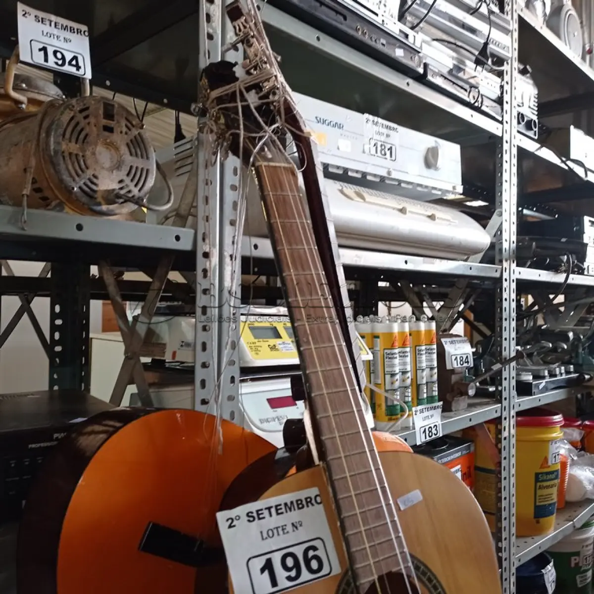 LOTE 196 - 03 VIOLÕES MARCAS E MODELOS DIVERSOS COM AVARIAS. (NO ESTADO) ATENÇÃO! FAZER A VISITAÇÃO ANTES DE ARREMATAR, NÃO SABEMOS SE FUNCIONA. LEILÃO NÃO TEM GARANTIA E NEM DEVOLUÇÃO, SUJEITO A POSSÍVEIS AVARIAS VISÍVEIS/OCULTAS E/OU AUSÊNCIA DE COMPONENTES.