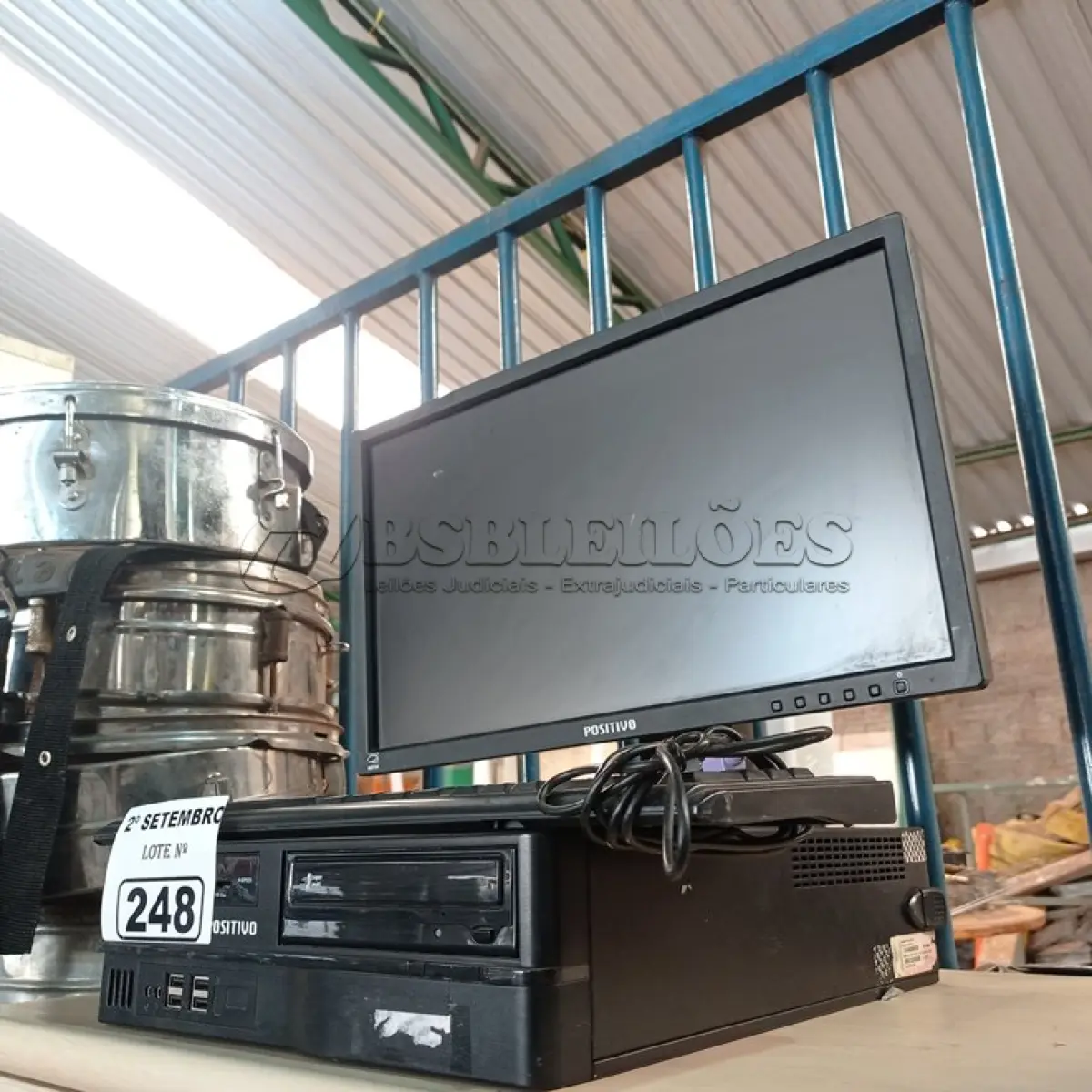 LOTE 248 - 01 CPU, 01 MONITOR E 01 TECLADO. (NO ESTADO) ATENÇÃO! FAZER A VISITAÇÃO ANTES DE ARREMATAR, NÃO SABEMOS SE FUNCIONA. LEILÃO NÃO TEM GARANTIA E NEM DEVOLUÇÃO, SUJEITO A POSSÍVEIS AVARIAS VISÍVEIS/OCULTAS E/OU AUSÊNCIA DE COMPONENTES.