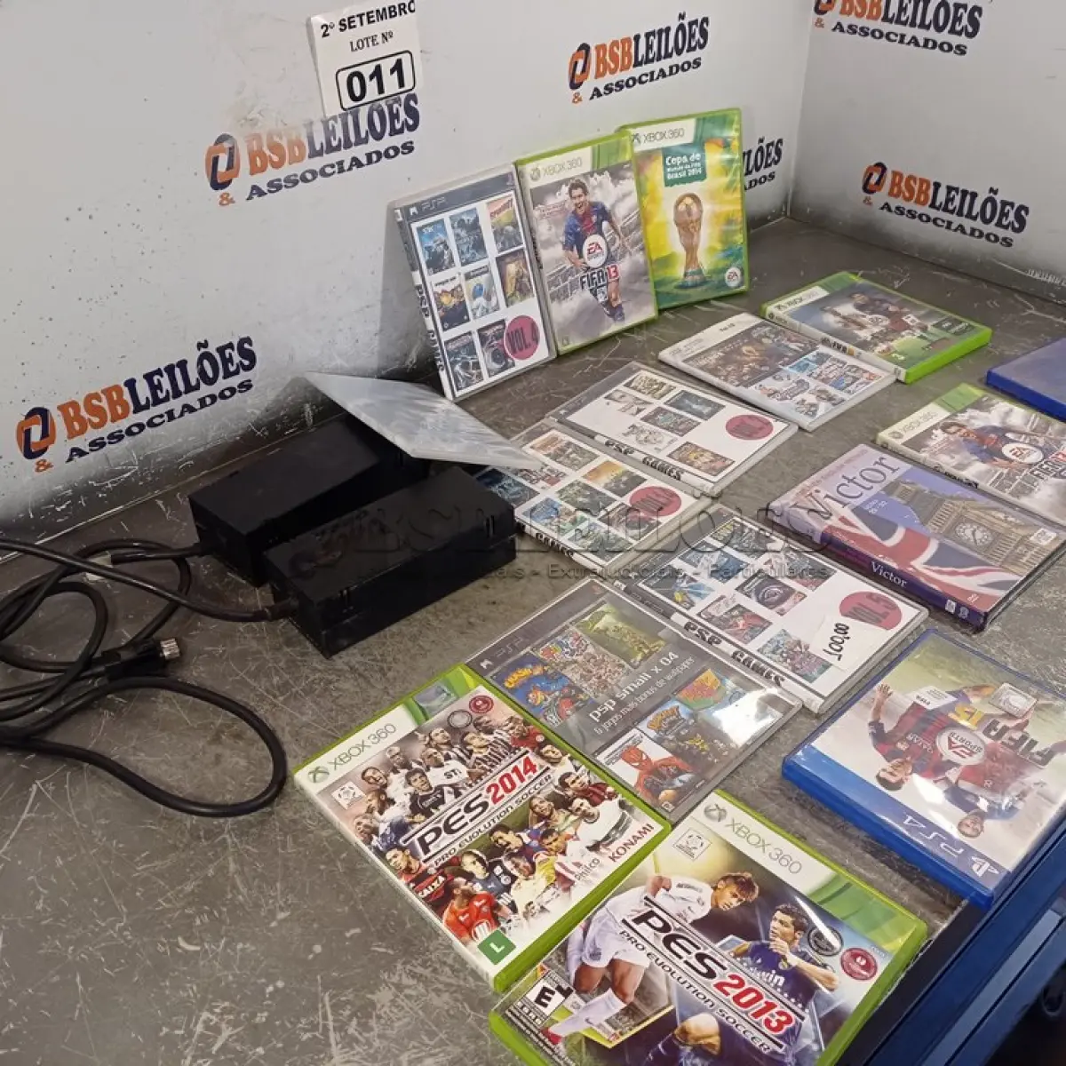 LOTE 011 - 02 FONTES PARA XBOX E VÁRIOS JOGOS DE VIDEOGAME. (NO ESTADO) ATENÇÃO! FAZER A VISITAÇÃO ANTES DE ARREMATAR, NÃO SABEMOS SE FUNCIONA. LEILÃO NÃO TEM GARANTIA E NEM DEVOLUÇÃO, SUJEITO A POSSÍVEIS AVARIAS VISÍVEIS/OCULTAS E/OU AUSÊNCIA DE COMPONENTES.