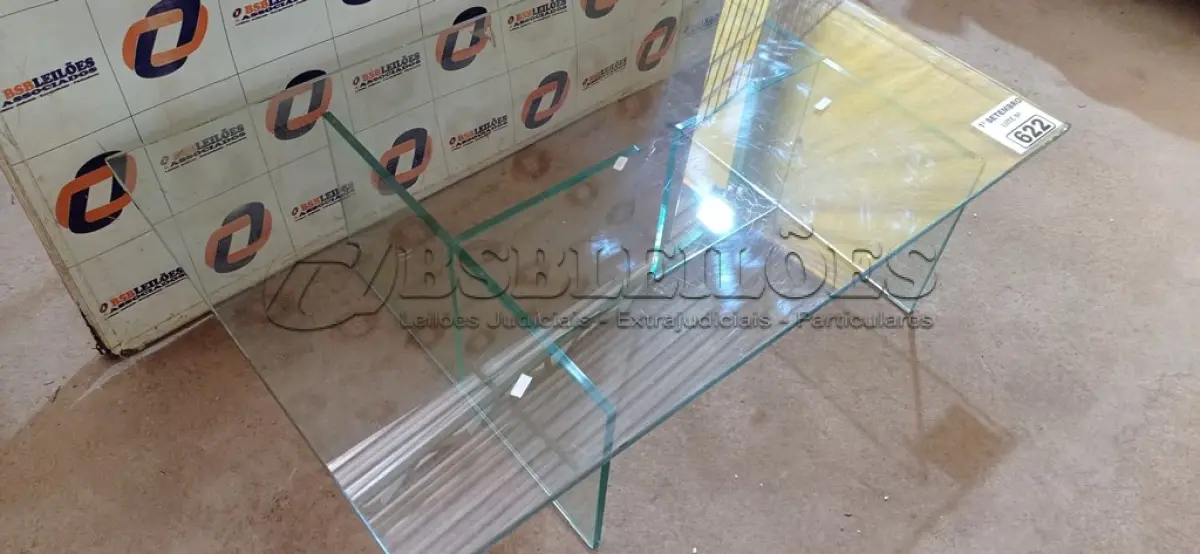 LOTE 622 - 01 MESA DE CENTRO EM VIDRO TEMPERADO. (NO ESTADO) ATENÇÃO! FAZER A VISITAÇÃO ANTES DE ARREMATAR, NÃO SABEMOS SE FUNCIONA. LEILÃO NÃO TEM GARANTIA E NEM DEVOLUÇÃO, SUJEITO A POSSÍVEIS AVARIAS VISÍVEIS/OCULTAS E/OU AUSÊNCIA DE COMPONENTES.