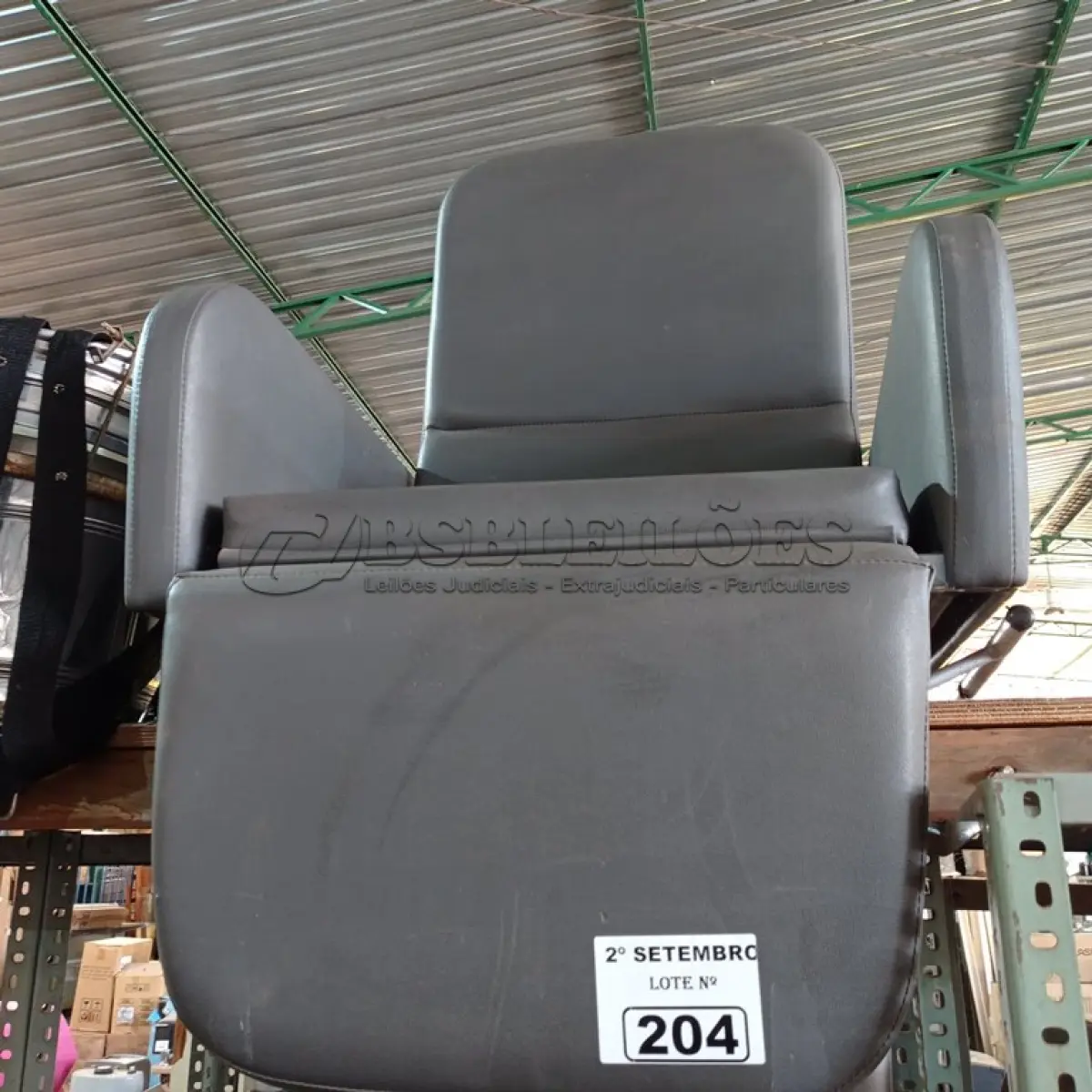 LOTE 204 - 01 POLTRONA PARA DESCANSO. (NO ESTADO) ATENÇÃO! FAZER A VISITAÇÃO ANTES DE ARREMATAR, NÃO SABEMOS SE FUNCIONA. LEILÃO NÃO TEM GARANTIA E NEM DEVOLUÇÃO, SUJEITO A POSSÍVEIS AVARIAS VISÍVEIS/OCULTAS E/OU AUSÊNCIA DE COMPONENTES.