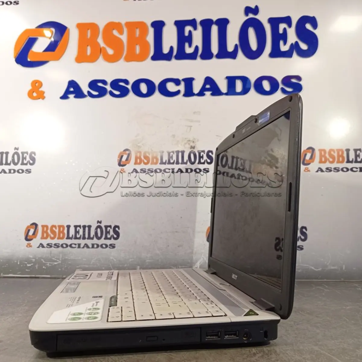 LOTE 003 - 01 NOTEBOOK MARCA ACER. (NO ESTADO) ATENÇÃO! FAZER A VISITAÇÃO ANTES DE ARREMATAR, NÃO SABEMOS SE FUNCIONA. LEILÃO NÃO TEM GARANTIA E NEM DEVOLUÇÃO, SUJEITO A POSSÍVEIS AVARIAS VISÍVEIS/OCULTAS E/OU AUSÊNCIA DE COMPONENTES.