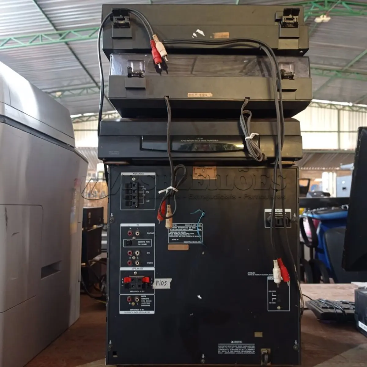 LOTE 118 - 01 APARELHO DE SOM 3X1 E 02 TOCA DISCOS MARCAS E MODELOS DIVERSOS. (NO ESTADO) ATENÇÃO! FAZER A VISITAÇÃO ANTES DE ARREMATAR, NÃO SABEMOS SE FUNCIONA. LEILÃO NÃO TEM GARANTIA E NEM DEVOLUÇÃO, SUJEITO A POSSÍVEIS AVARIAS VISÍVEIS/OCULTAS E/OU AUSÊNCIA DE COMPONENTES.