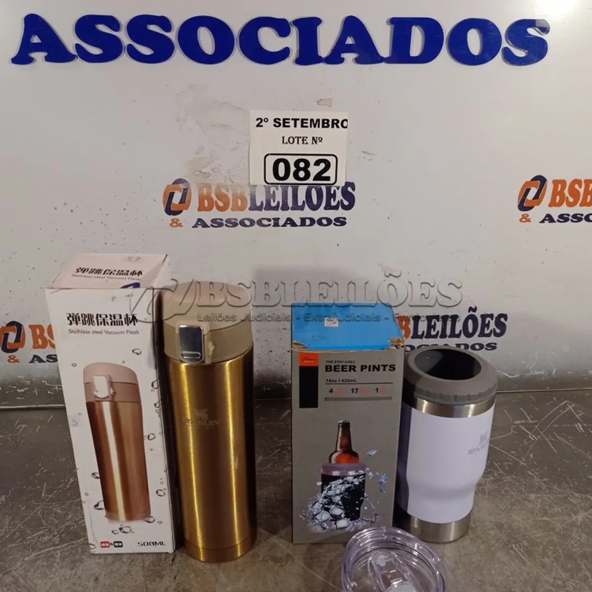 LOTE 082 - 01 GARRAFA TÉRMICA 500ML E 01 COPO DE CERVEJA 220ML. (NO ESTADO) ATENÇÃO! FAZER A VISITAÇÃO ANTES DE ARREMATAR, NÃO SABEMOS SE FUNCIONA. LEILÃO NÃO TEM GARANTIA E NEM DEVOLUÇÃO, SUJEITO A POSSÍVEIS AVARIAS VISÍVEIS/OCULTAS E/OU AUSÊNCIA DE COMPONENTES.
