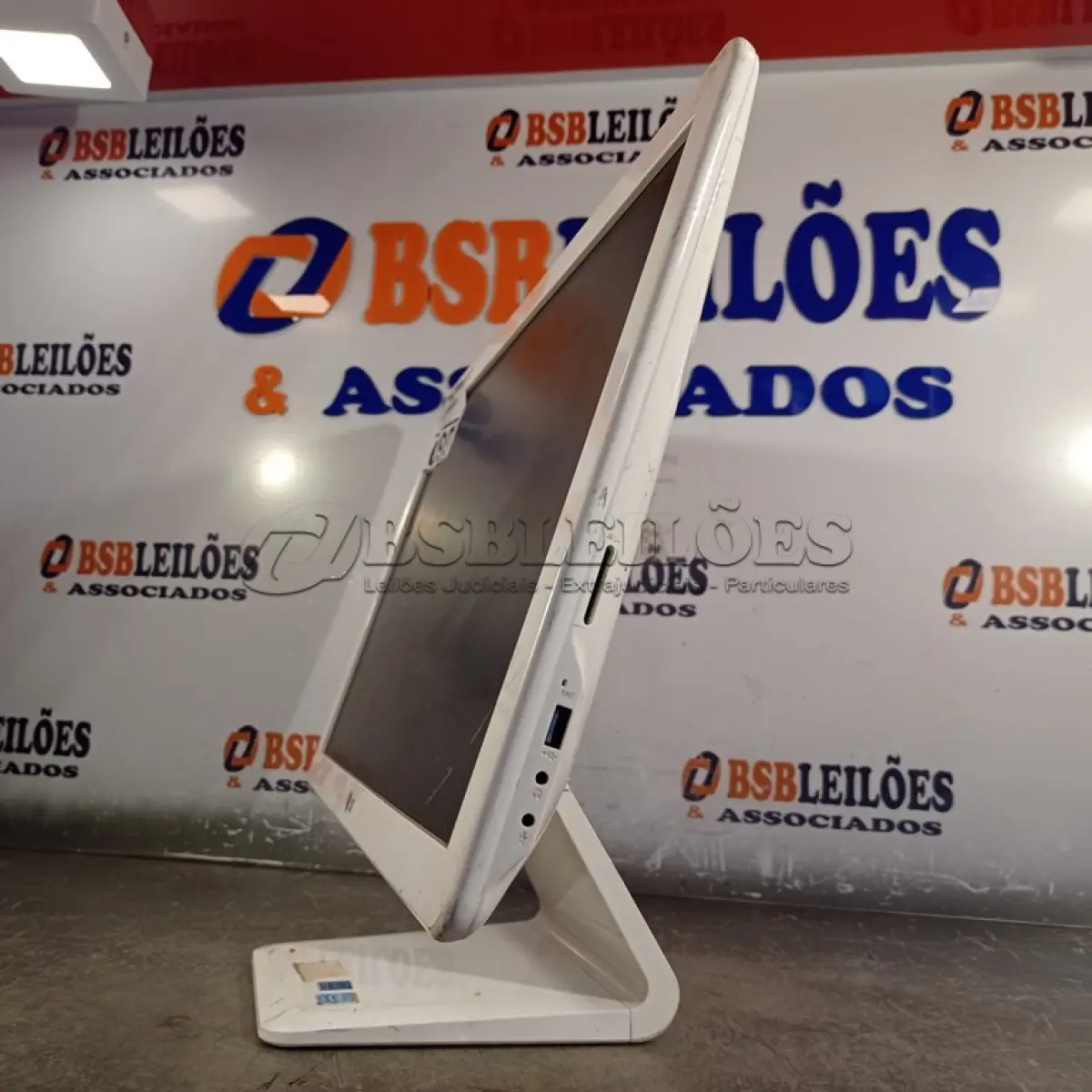 LOTE 099 - 01 COMPUTADOR ALL IN ONE MARCA LG COM AVARIAS. (NO ESTADO) ATENÇÃO! FAZER A VISITAÇÃO ANTES DE ARREMATAR, NÃO SABEMOS SE FUNCIONA. LEILÃO NÃO TEM GARANTIA E NEM DEVOLUÇÃO, SUJEITO A POSSÍVEIS AVARIAS VISÍVEIS/OCULTAS E/OU AUSÊNCIA DE COMPONENTES.