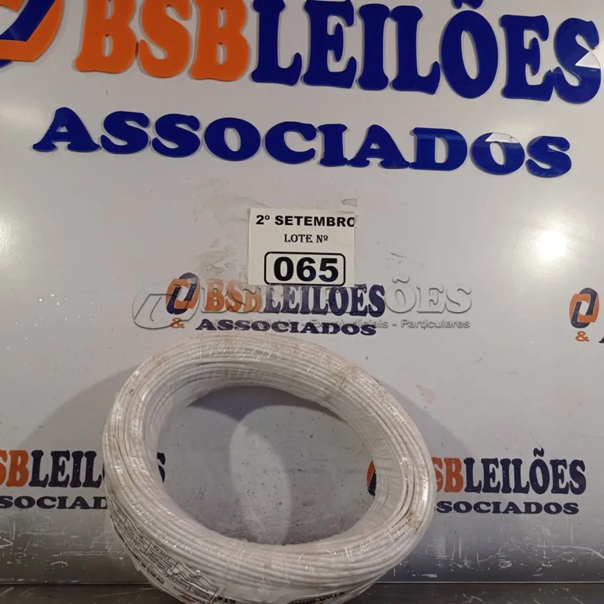 LOTE 065 - 01 ROLO DE CABO FLEXÍVEL 100M 1X2,5MM NA COR BRANCA(NOVO). (NO ESTADO) ATENÇÃO! FAZER A VISITAÇÃO ANTES DE ARREMATAR, NÃO SABEMOS SE FUNCIONA. LEILÃO NÃO TEM GARANTIA E NEM DEVOLUÇÃO, SUJEITO A POSSÍVEIS AVARIAS VISÍVEIS/OCULTAS E/OU AUSÊNCIA DE COMPONENTES.