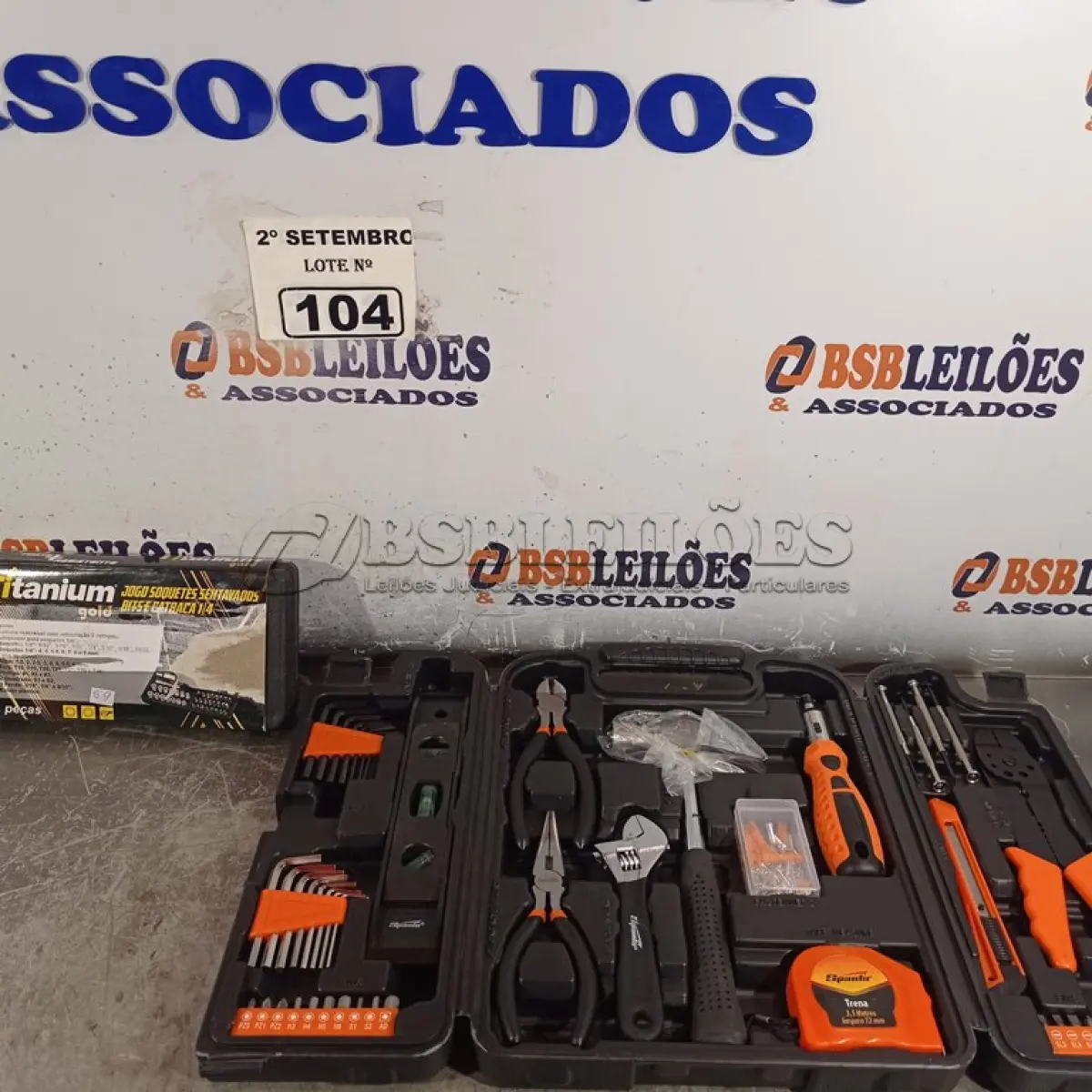 LOTE 104 - 01 KIT DE FERRAMENTAS COM 129 PEÇAS. (NO ESTADO) ATENÇÃO! FAZER A VISITAÇÃO ANTES DE ARREMATAR, NÃO SABEMOS SE FUNCIONA. LEILÃO NÃO TEM GARANTIA E NEM DEVOLUÇÃO, SUJEITO A POSSÍVEIS AVARIAS VISÍVEIS/OCULTAS E/OU AUSÊNCIA DE COMPONENTES.