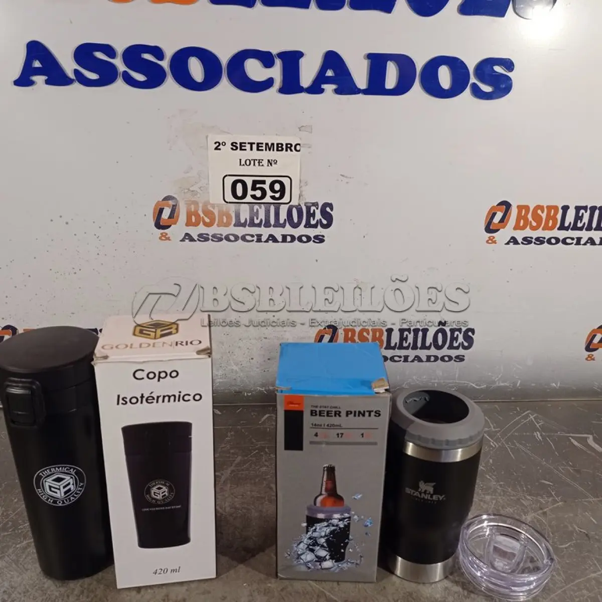 LOTE 059 - 01 COPO ISOTÉRMICO E 01 COPO DE CERVEJA. (NO ESTADO) ATENÇÃO! FAZER A VISITAÇÃO ANTES DE ARREMATAR, NÃO SABEMOS SE FUNCIONA. LEILÃO NÃO TEM GARANTIA E NEM DEVOLUÇÃO, SUJEITO A POSSÍVEIS AVARIAS VISÍVEIS/OCULTAS E/OU AUSÊNCIA DE COMPONENTES.