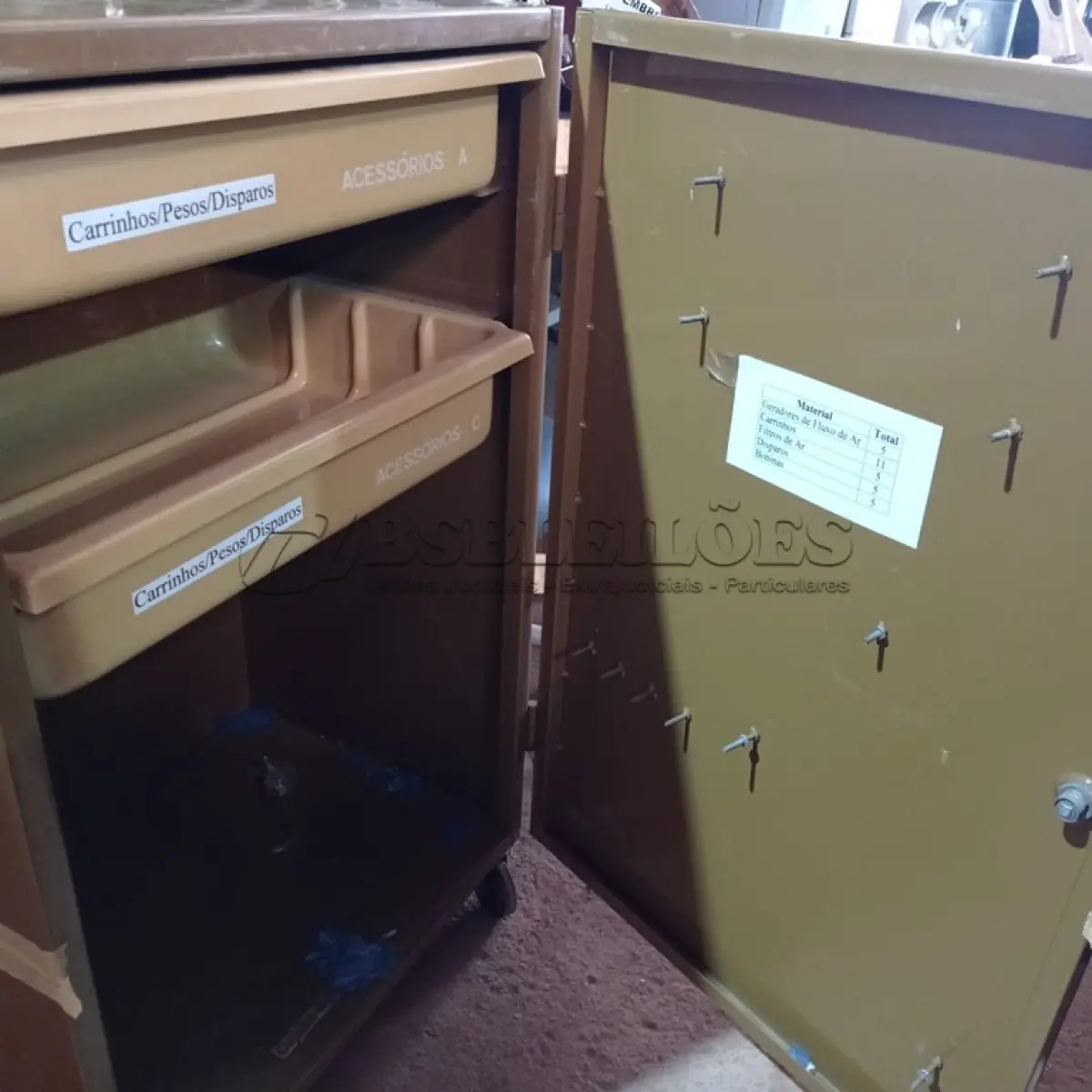 LOTE 213 - 01 ARMÁRIO DE AÇO COM 02 GAVETAS DE PLÁSTICO. (NO ESTADO) ATENÇÃO! FAZER A VISITAÇÃO ANTES DE ARREMATAR, NÃO SABEMOS SE FUNCIONA. LEILÃO NÃO TEM GARANTIA E NEM DEVOLUÇÃO, SUJEITO A POSSÍVEIS AVARIAS VISÍVEIS/OCULTAS E/OU AUSÊNCIA DE COMPONENTES.