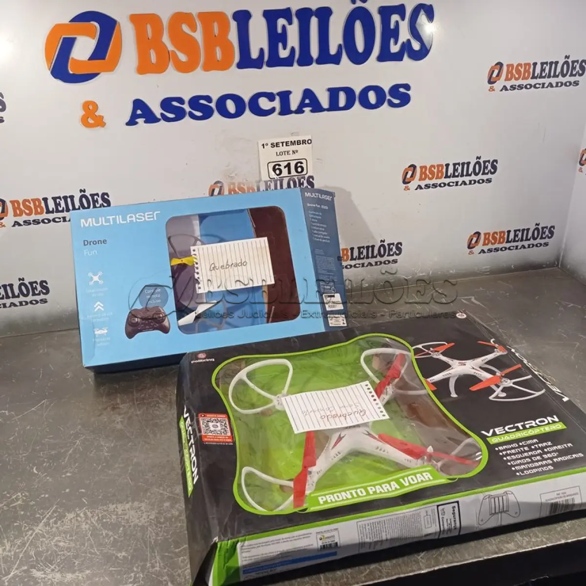 LOTE 616 - 01 DRONE E 01 QUADRICOPTERO COM AVARIAS. (NO ESTADO) ATENÇÃO! FAZER A VISITAÇÃO ANTES DE ARREMATAR, NÃO SABEMOS SE FUNCIONA. LEILÃO NÃO TEM GARANTIA E NEM DEVOLUÇÃO, SUJEITO A POSSÍVEIS AVARIAS VISÍVEIS/OCULTAS E/OU AUSÊNCIA DE COMPONENTES.
