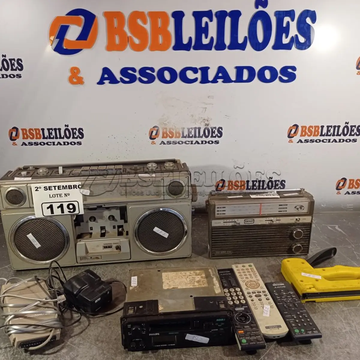 LOTE 119 - 02 RÁDIOS, 01 MODEM COMODORE, 03 CONTROLES REMOTO, 01 GRAMPEADOR E 01 TOCA FITAS AUTOMOTIVO MARCA PHILIPS. (NO ESTADO) ATENÇÃO! FAZER A VISITAÇÃO ANTES DE ARREMATAR, NÃO SABEMOS SE FUNCIONA. LEILÃO NÃO TEM GARANTIA E NEM DEVOLUÇÃO, SUJEITO A POSSÍVEIS AVARIAS VISÍVEIS/OCULTAS E/OU AUSÊNCIA DE COMPONENTES.