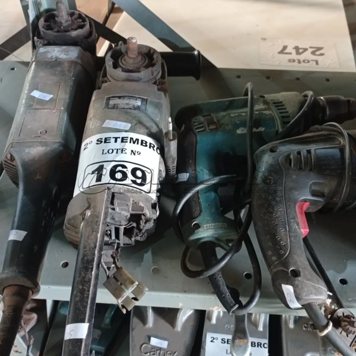 LOTE 169 - 02 FURADEIRAS E 02 ESMERILHADEIRAS MARCAS E MODELOS DIVERSOS PARA RETIRADA DE PEÇAS. (NO ESTADO) ATENÇÃO! FAZER A VISITAÇÃO ANTES DE ARREMATAR, NÃO SABEMOS SE FUNCIONA. LEILÃO NÃO TEM GARANTIA E NEM DEVOLUÇÃO, SUJEITO A POSSÍVEIS AVARIAS VISÍVEIS/OCULTAS E/OU AUSÊNCIA DE COMPONENTES.