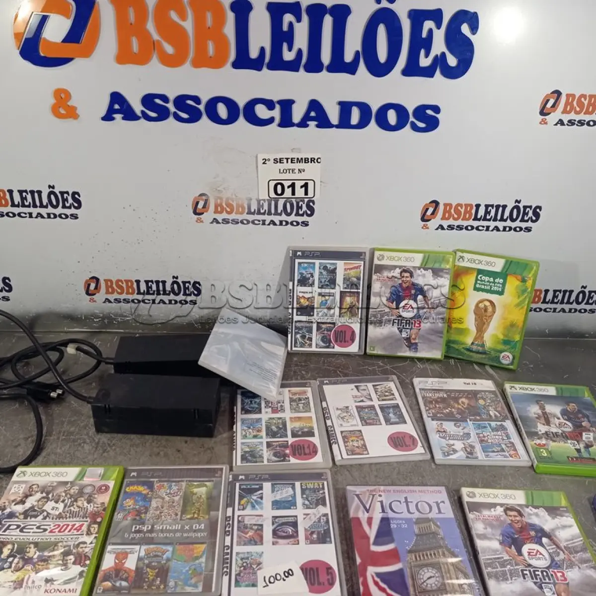 LOTE 011 - 02 FONTES PARA XBOX E VÁRIOS JOGOS DE VIDEOGAME. (NO ESTADO) ATENÇÃO! FAZER A VISITAÇÃO ANTES DE ARREMATAR, NÃO SABEMOS SE FUNCIONA. LEILÃO NÃO TEM GARANTIA E NEM DEVOLUÇÃO, SUJEITO A POSSÍVEIS AVARIAS VISÍVEIS/OCULTAS E/OU AUSÊNCIA DE COMPONENTES.