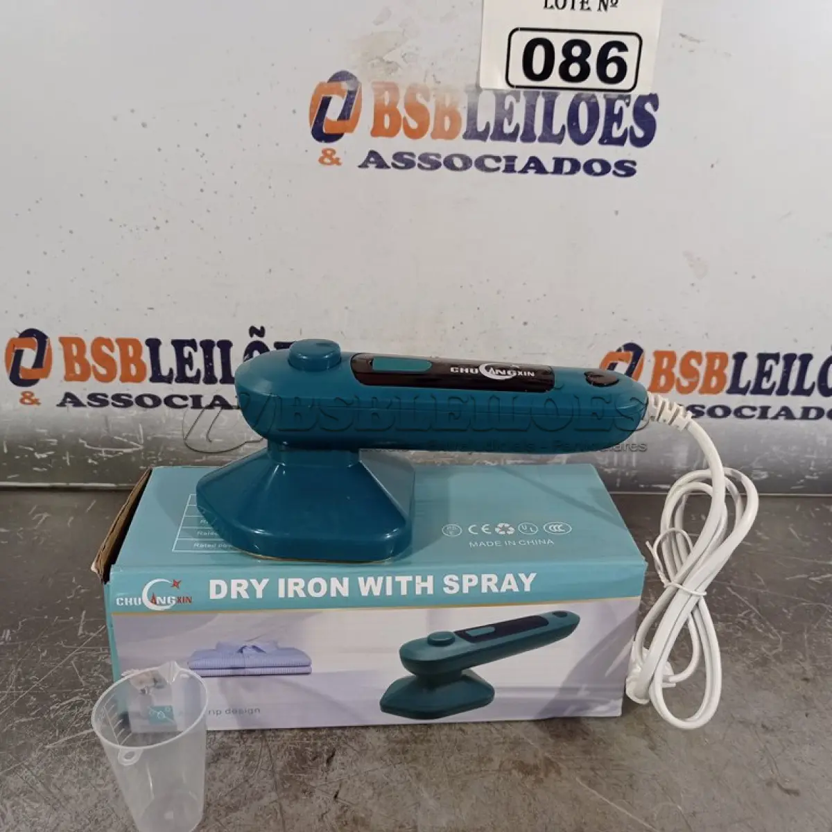 LOTE 086 - 01 FERRO A VAPOR PORTÁTIL. (NO ESTADO) ATENÇÃO! FAZER A VISITAÇÃO ANTES DE ARREMATAR, NÃO SABEMOS SE FUNCIONA. LEILÃO NÃO TEM GARANTIA E NEM DEVOLUÇÃO, SUJEITO A POSSÍVEIS AVARIAS VISÍVEIS/OCULTAS E/OU AUSÊNCIA DE COMPONENTES.