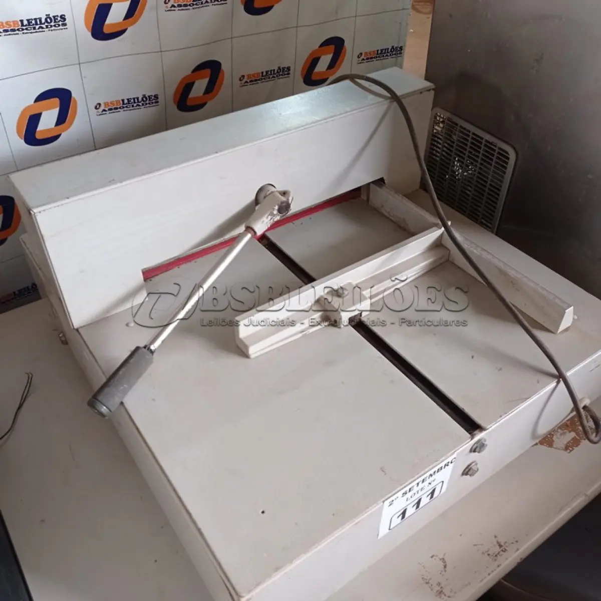 LOTE 111 - 01 GUILHOTINA DE MESA. (NO ESTADO) ATENÇÃO! FAZER A VISITAÇÃO ANTES DE ARREMATAR, NÃO SABEMOS SE FUNCIONA. LEILÃO NÃO TEM GARANTIA E NEM DEVOLUÇÃO, SUJEITO A POSSÍVEIS AVARIAS VISÍVEIS/OCULTAS E/OU AUSÊNCIA DE COMPONENTES.