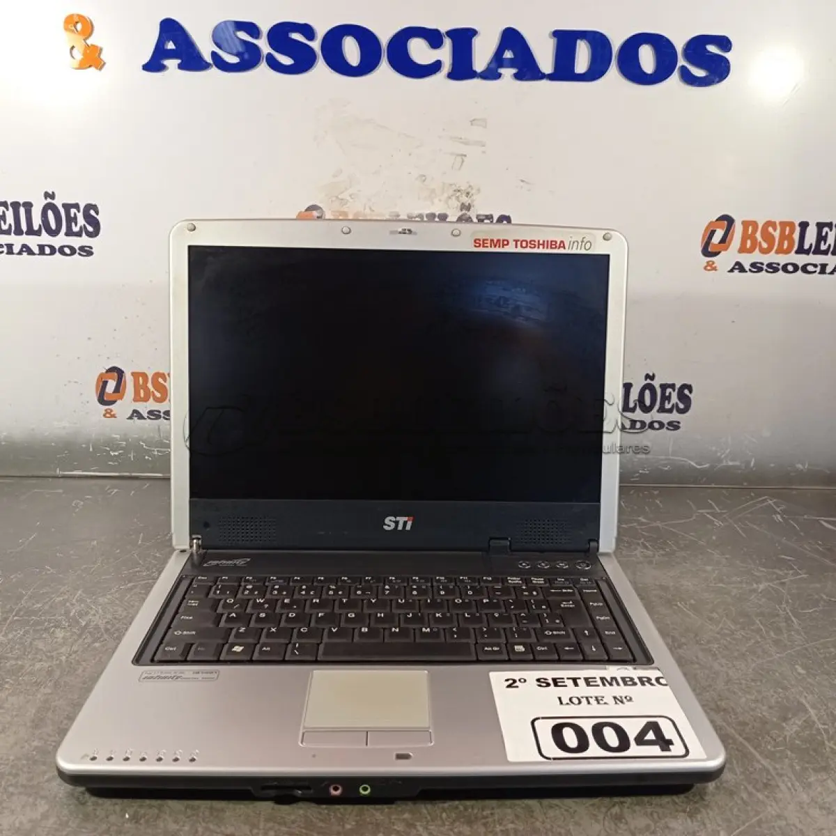 LOTE 004 - 01 NOTEBOOK MARCA SEMP TOSHIBA. (NO ESTADO) ATENÇÃO! FAZER A VISITAÇÃO ANTES DE ARREMATAR, NÃO SABEMOS SE FUNCIONA. LEILÃO NÃO TEM GARANTIA E NEM DEVOLUÇÃO, SUJEITO A POSSÍVEIS AVARIAS VISÍVEIS/OCULTAS E/OU AUSÊNCIA DE COMPONENTES.