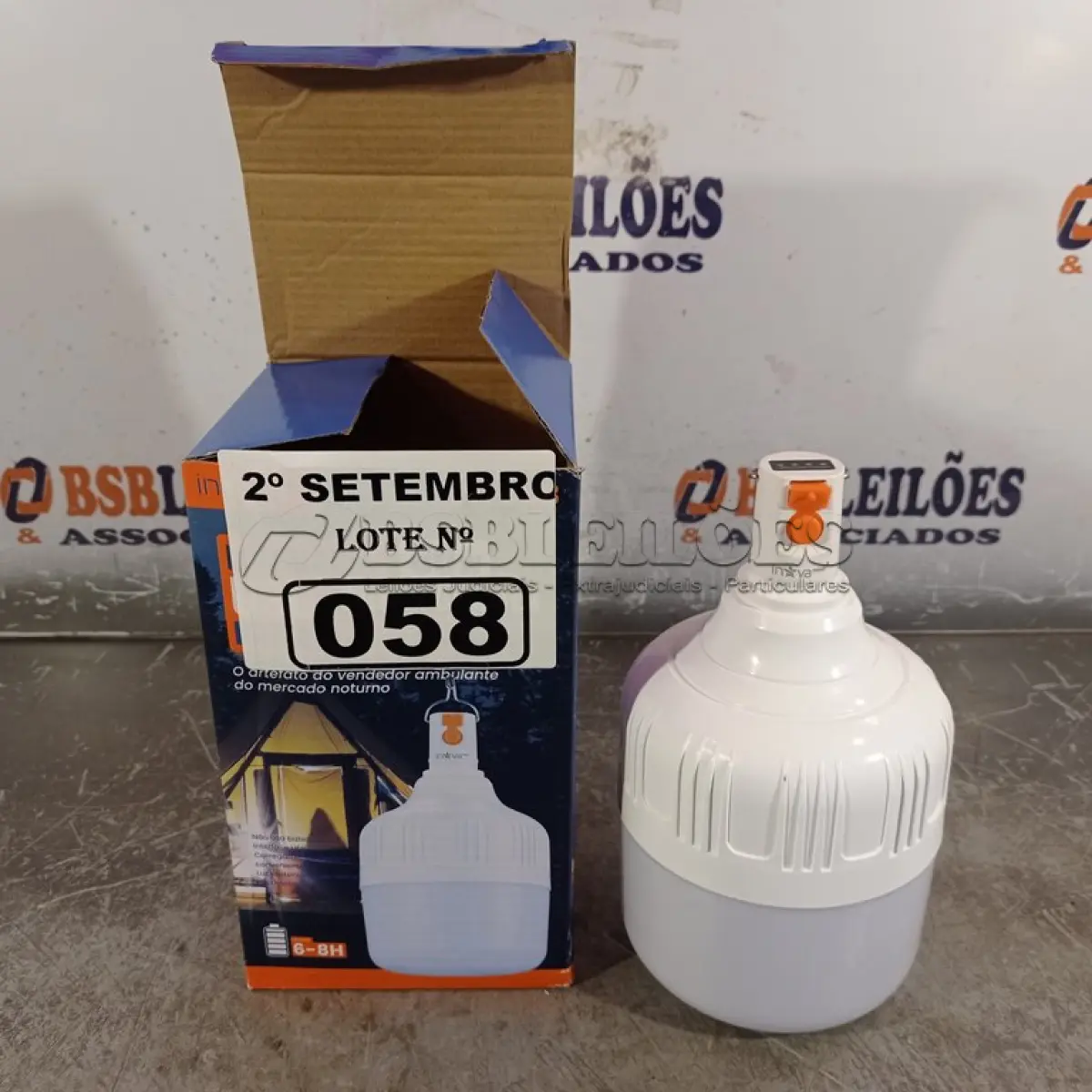 LOTE 058 - 01 LUMINÁRIA USB 60W. (NO ESTADO) ATENÇÃO! FAZER A VISITAÇÃO ANTES DE ARREMATAR, NÃO SABEMOS SE FUNCIONA. LEILÃO NÃO TEM GARANTIA E NEM DEVOLUÇÃO, SUJEITO A POSSÍVEIS AVARIAS VISÍVEIS/OCULTAS E/OU AUSÊNCIA DE COMPONENTES.