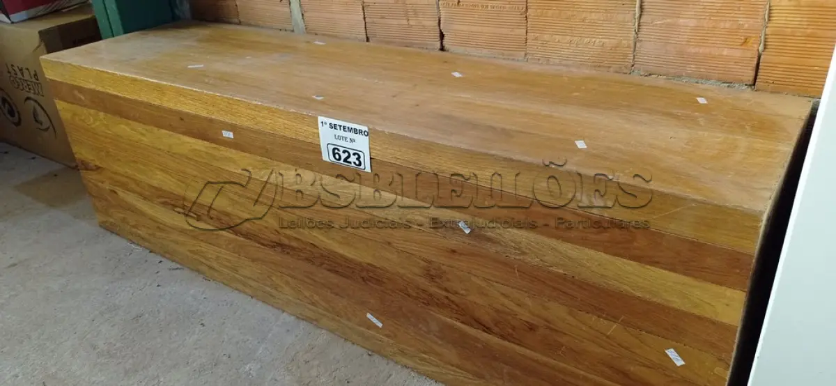 LOTE 623 - 01 BANCO DE MADEIRA. (NO ESTADO) ATENÇÃO! FAZER A VISITAÇÃO ANTES DE ARREMATAR, NÃO SABEMOS SE FUNCIONA. LEILÃO NÃO TEM GARANTIA E NEM DEVOLUÇÃO, SUJEITO A POSSÍVEIS AVARIAS VISÍVEIS/OCULTAS E/OU AUSÊNCIA DE COMPONENTES.