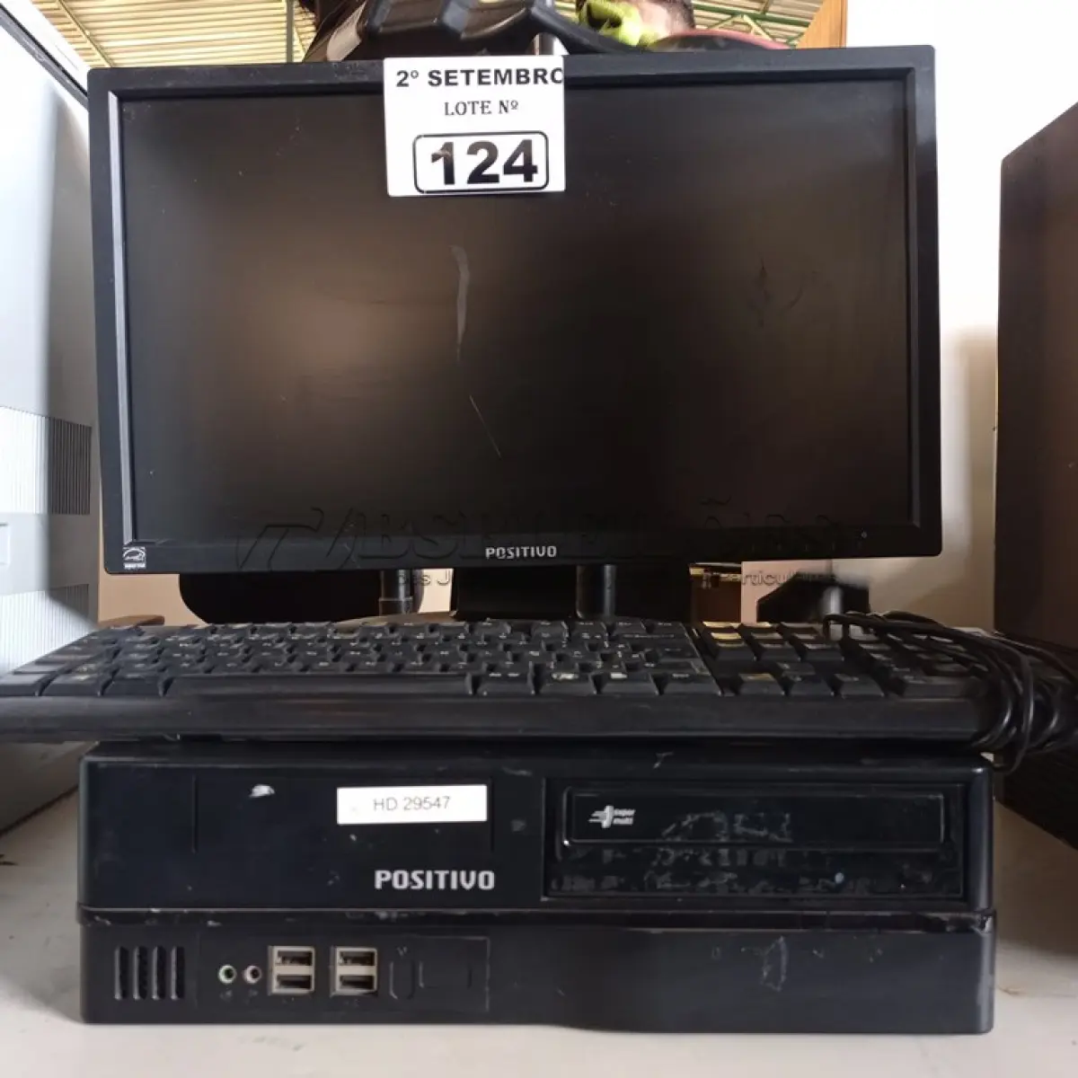LOTE 124 - 01 CPU, 01 MONITOR E 01 TECLADO. (NO ESTADO) ATENÇÃO! FAZER A VISITAÇÃO ANTES DE ARREMATAR, NÃO SABEMOS SE FUNCIONA. LEILÃO NÃO TEM GARANTIA E NEM DEVOLUÇÃO, SUJEITO A POSSÍVEIS AVARIAS VISÍVEIS/OCULTAS E/OU AUSÊNCIA DE COMPONENTES.