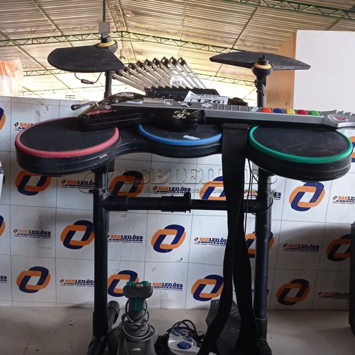 LOTE 126 - 01 BATERIA, 01 GUITARRA E 02 CONTROLES PARA VIDEOGAME. (NO ESTADO) ATENÇÃO! FAZER A VISITAÇÃO ANTES DE ARREMATAR, NÃO SABEMOS SE FUNCIONA. LEILÃO NÃO TEM GARANTIA E NEM DEVOLUÇÃO, SUJEITO A POSSÍVEIS AVARIAS VISÍVEIS/OCULTAS E/OU AUSÊNCIA DE COMPONENTES.