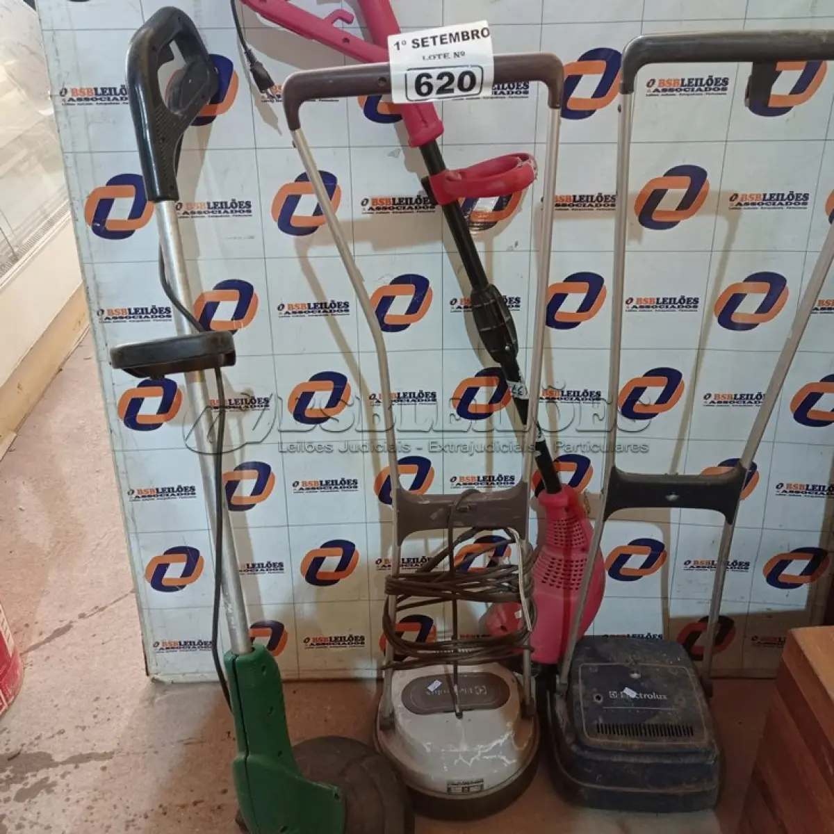 LOTE 620 - 02 ENCERADEIRAS E 02 CORTADORES DE GRAMA MARCAS E MODELOS DIVERSOS COM AVARIAS. (NO ESTADO) ATENÇÃO! FAZER A VISITAÇÃO ANTES DE ARREMATAR, NÃO SABEMOS SE FUNCIONA. LEILÃO NÃO TEM GARANTIA E NEM DEVOLUÇÃO, SUJEITO A POSSÍVEIS AVARIAS VISÍVEIS/OCULTAS E/OU AUSÊNCIA DE COMPONENTES.