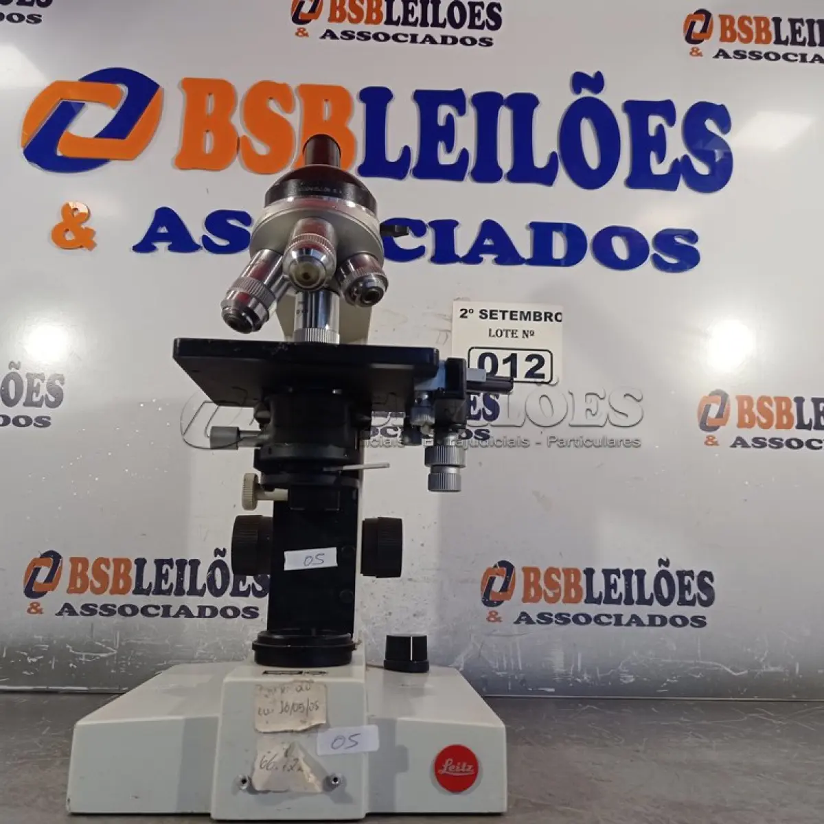 LOTE 012 - 01 MICROSCÓPIO. (NO ESTADO) ATENÇÃO! FAZER A VISITAÇÃO ANTES DE ARREMATAR, NÃO SABEMOS SE FUNCIONA. LEILÃO NÃO TEM GARANTIA E NEM DEVOLUÇÃO, SUJEITO A POSSÍVEIS AVARIAS VISÍVEIS/OCULTAS E/OU AUSÊNCIA DE COMPONENTES.