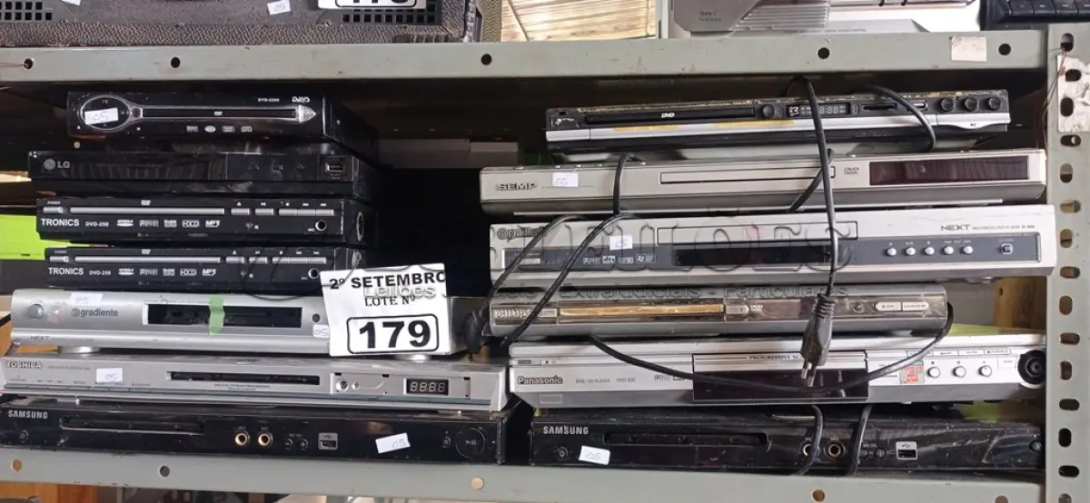 LOTE 179 - 13 APARELHOS DE DVD MARCAS E MODELOS DIVERSOS. (NO ESTADO) ATENÇÃO! FAZER A VISITAÇÃO ANTES DE ARREMATAR, NÃO SABEMOS SE FUNCIONA. LEILÃO NÃO TEM GARANTIA E NEM DEVOLUÇÃO, SUJEITO A POSSÍVEIS AVARIAS VISÍVEIS/OCULTAS E/OU AUSÊNCIA DE COMPONENTES.