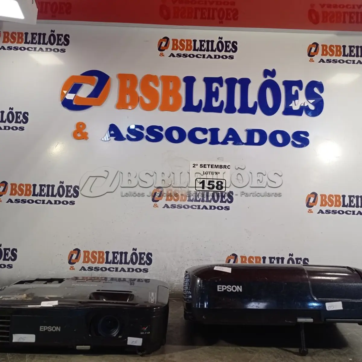 LOTE 158 - 02 PROJETORES MULTIMIDIA MARCAS EPSON. (NO ESTADO) ATENÇÃO! FAZER A VISITAÇÃO ANTES DE ARREMATAR, NÃO SABEMOS SE FUNCIONA. LEILÃO NÃO TEM GARANTIA E NEM DEVOLUÇÃO, SUJEITO A POSSÍVEIS AVARIAS VISÍVEIS/OCULTAS E/OU AUSÊNCIA DE COMPONENTES.
