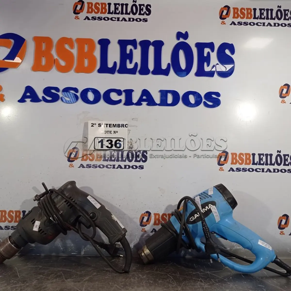 LOTE 136 - 01 SOPRADOR TÉRMICO E 01 PARAFUSADEIRA. (NO ESTADO) ATENÇÃO! FAZER A VISITAÇÃO ANTES DE ARREMATAR, NÃO SABEMOS SE FUNCIONA. LEILÃO NÃO TEM GARANTIA E NEM DEVOLUÇÃO, SUJEITO A POSSÍVEIS AVARIAS VISÍVEIS/OCULTAS E/OU AUSÊNCIA DE COMPONENTES.
