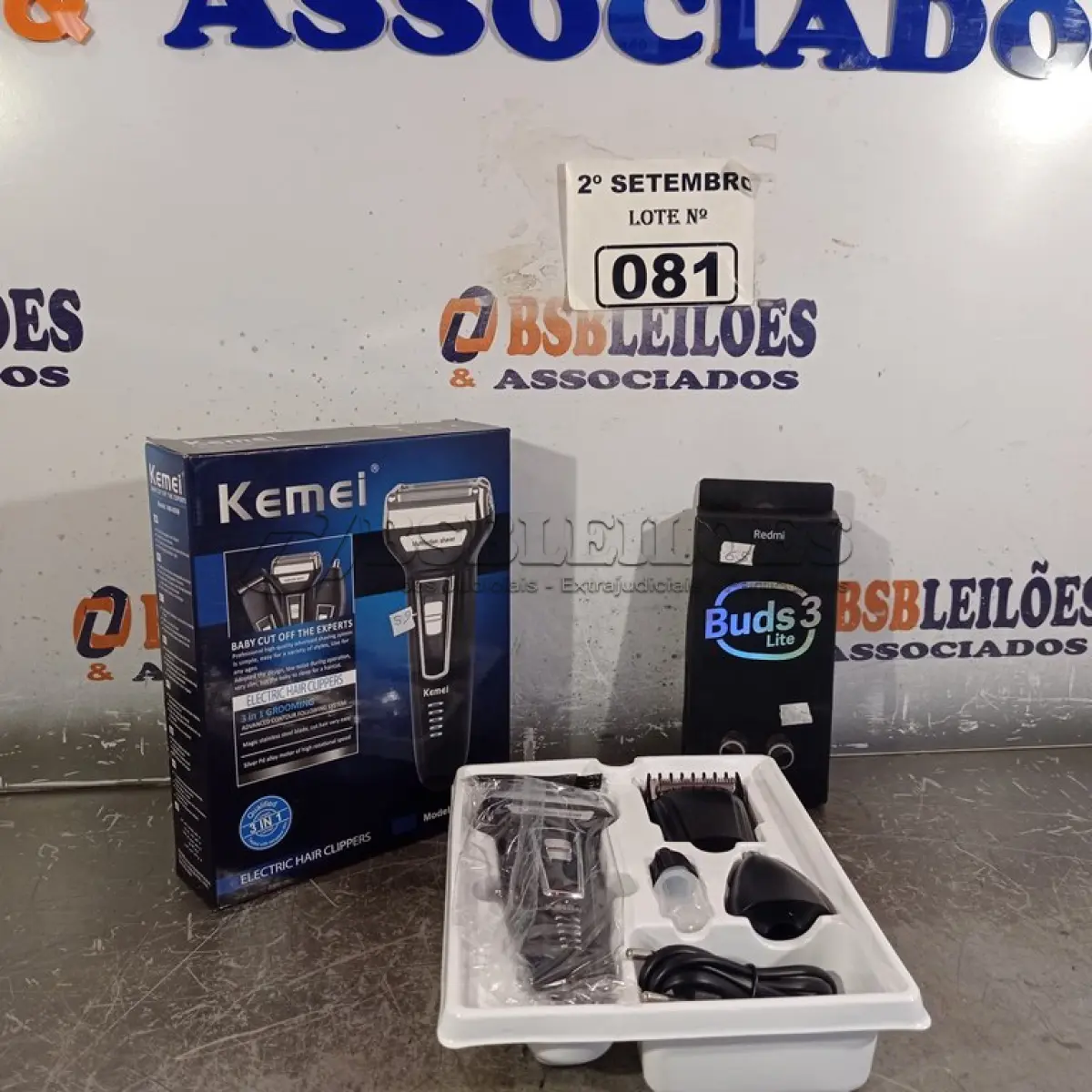 LOTE 081 - 01 MÁQUINA DE CORTAR CABELO 3X1 E 01 FONE DE OUVIDO BLUETOOTH. (NO ESTADO) ATENÇÃO! FAZER A VISITAÇÃO ANTES DE ARREMATAR, NÃO SABEMOS SE FUNCIONA. LEILÃO NÃO TEM GARANTIA E NEM DEVOLUÇÃO, SUJEITO A POSSÍVEIS AVARIAS VISÍVEIS/OCULTAS E/OU AUSÊNCIA DE COMPONENTES.