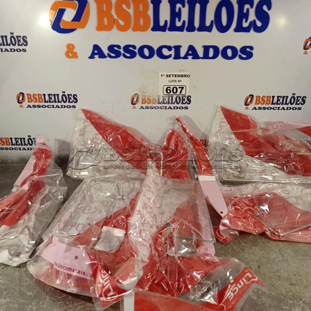 LOTE 607 - 06 PRATELEIRAS PORTAS SHAMPOO. (NO ESTADO) ATENÇÃO! FAZER A VISITAÇÃO ANTES DE ARREMATAR, NÃO SABEMOS SE FUNCIONA. LEILÃO NÃO TEM GARANTIA E NEM DEVOLUÇÃO, SUJEITO A POSSÍVEIS AVARIAS VISÍVEIS/OCULTAS E/OU AUSÊNCIA DE COMPONENTES.