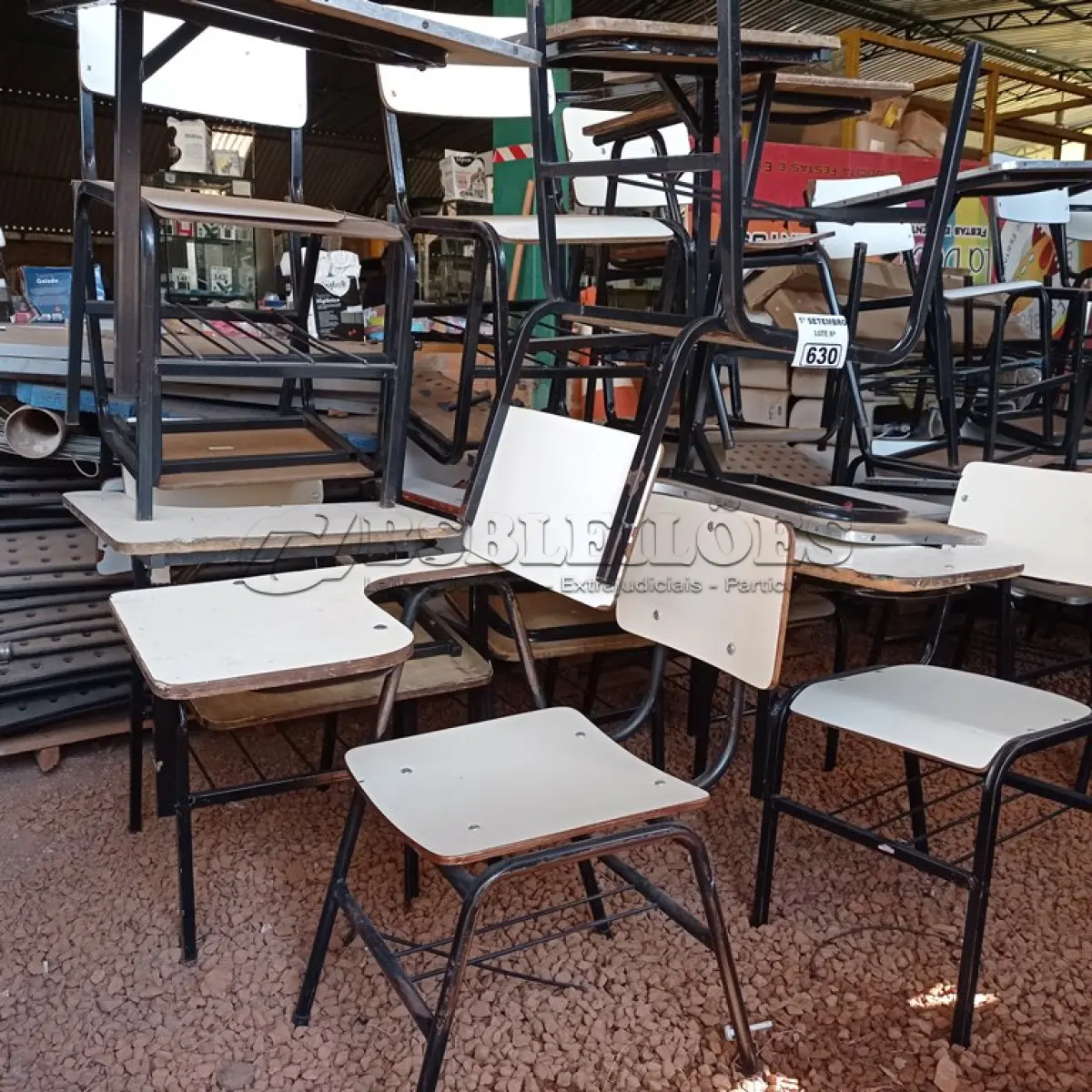 LOTE 630 - 12 CADEIRAS ESCOLAR. (NO ESTADO) ATENÇÃO! FAZER A VISITAÇÃO ANTES DE ARREMATAR, NÃO SABEMOS SE FUNCIONA. LEILÃO NÃO TEM GARANTIA E NEM DEVOLUÇÃO, SUJEITO A POSSÍVEIS AVARIAS VISÍVEIS/OCULTAS E/OU AUSÊNCIA DE COMPONENTES.