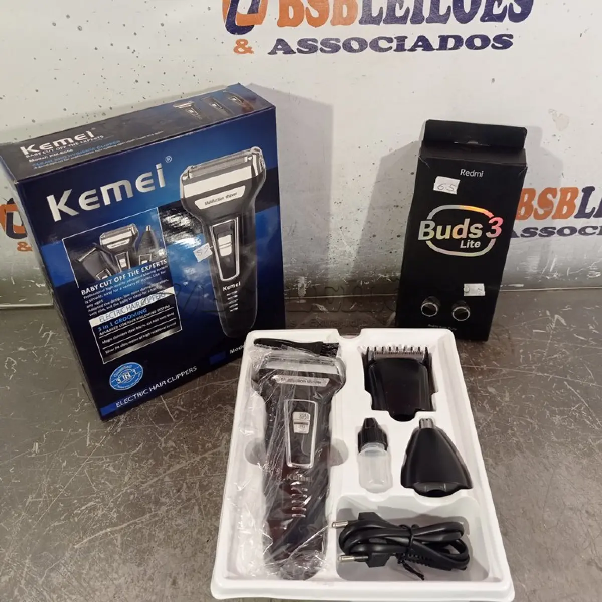 LOTE 081 - 01 MÁQUINA DE CORTAR CABELO 3X1 E 01 FONE DE OUVIDO BLUETOOTH. (NO ESTADO) ATENÇÃO! FAZER A VISITAÇÃO ANTES DE ARREMATAR, NÃO SABEMOS SE FUNCIONA. LEILÃO NÃO TEM GARANTIA E NEM DEVOLUÇÃO, SUJEITO A POSSÍVEIS AVARIAS VISÍVEIS/OCULTAS E/OU AUSÊNCIA DE COMPONENTES.