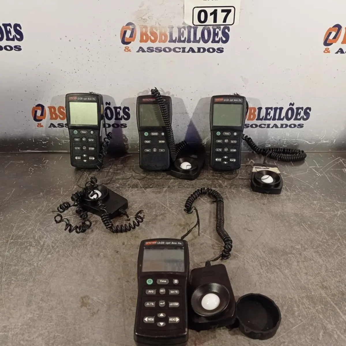 LOTE 017 - 04 MEDIDORES DE LUMINOSIDADE. (NO ESTADO) ATENÇÃO! FAZER A VISITAÇÃO ANTES DE ARREMATAR, NÃO SABEMOS SE FUNCIONA. LEILÃO NÃO TEM GARANTIA E NEM DEVOLUÇÃO, SUJEITO A POSSÍVEIS AVARIAS VISÍVEIS/OCULTAS E/OU AUSÊNCIA DE COMPONENTES.