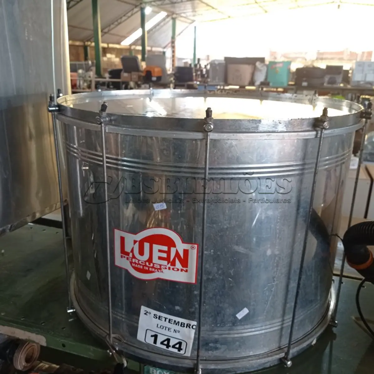 LOTE 144 - 01 INSTRUMENTO MUSICAL (SURDO). (NO ESTADO) ATENÇÃO! FAZER A VISITAÇÃO ANTES DE ARREMATAR, NÃO SABEMOS SE FUNCIONA. LEILÃO NÃO TEM GARANTIA E NEM DEVOLUÇÃO, SUJEITO A POSSÍVEIS AVARIAS VISÍVEIS/OCULTAS E/OU AUSÊNCIA DE COMPONENTES.