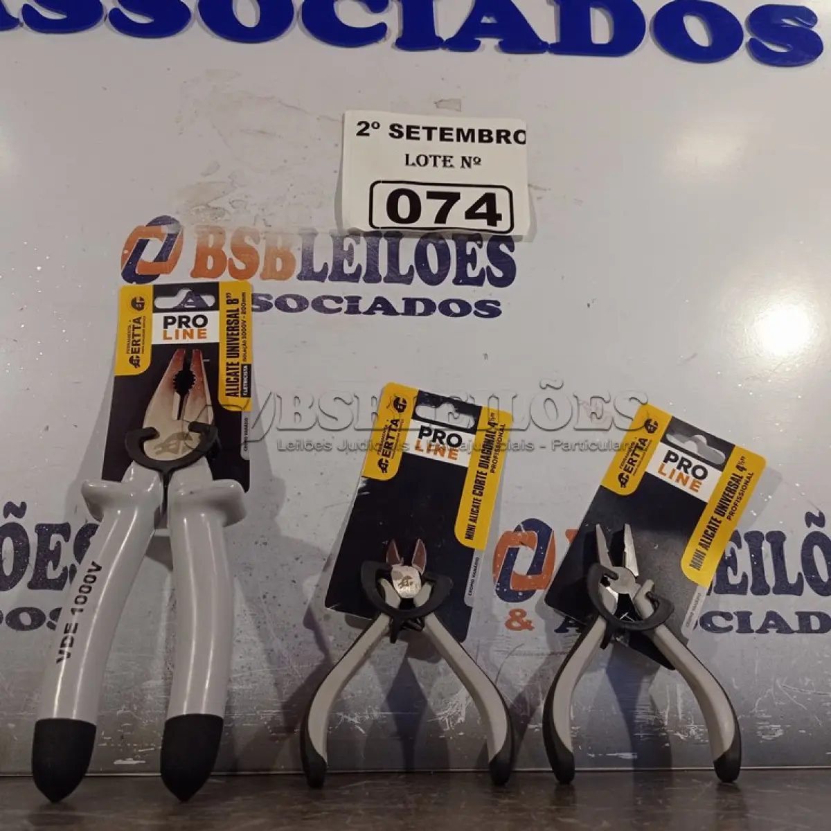 LOTE 074 - 01 KIT COM 03 ALICATES. (NO ESTADO) ATENÇÃO! FAZER A VISITAÇÃO ANTES DE ARREMATAR, NÃO SABEMOS SE FUNCIONA. LEILÃO NÃO TEM GARANTIA E NEM DEVOLUÇÃO, SUJEITO A POSSÍVEIS AVARIAS VISÍVEIS/OCULTAS E/OU AUSÊNCIA DE COMPONENTES.