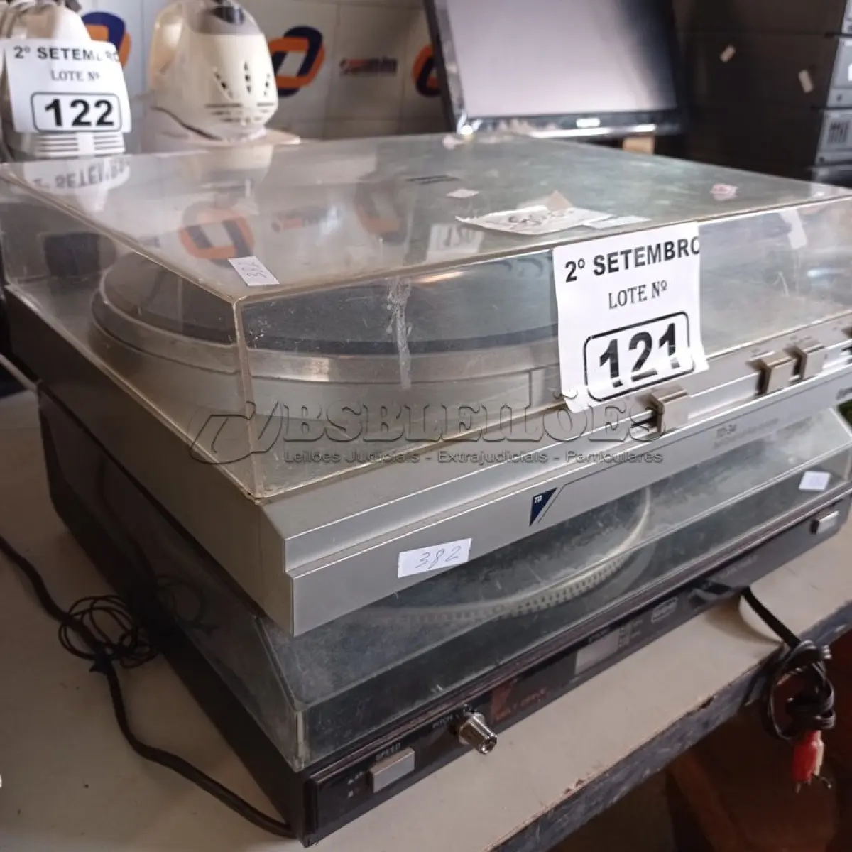 LOTE 121 - 02 TOCA-DISCOS MARCAS E MODELOS DIVERSOS.  (NO ESTADO) ATENÇÃO! FAZER A VISITAÇÃO ANTES DE ARREMATAR, NÃO SABEMOS SE FUNCIONA. LEILÃO NÃO TEM GARANTIA E NEM DEVOLUÇÃO, SUJEITO A POSSÍVEIS AVARIAS VISÍVEIS/OCULTAS E/OU AUSÊNCIA DE COMPONENTES.