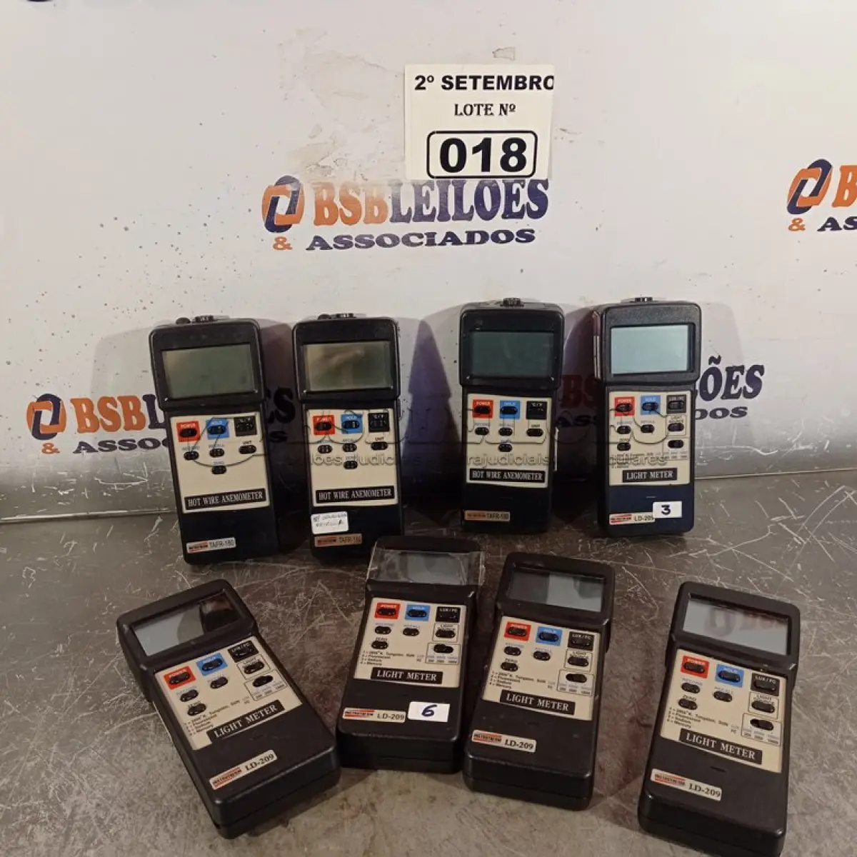 LOTE 018 - 03 ANEMÔMETROS E 05 MEDIDORES DE LUMINOSIDADE. (NO ESTADO) ATENÇÃO! FAZER A VISITAÇÃO ANTES DE ARREMATAR, NÃO SABEMOS SE FUNCIONA. LEILÃO NÃO TEM GARANTIA E NEM DEVOLUÇÃO, SUJEITO A POSSÍVEIS AVARIAS VISÍVEIS/OCULTAS E/OU AUSÊNCIA DE COMPONENTES.