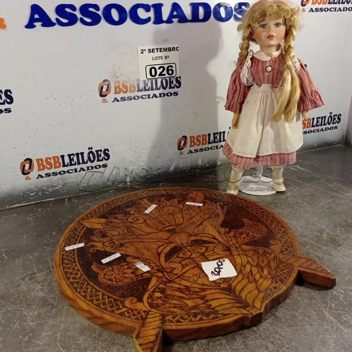 LOTE 026 - 01 BONECA DE PORCELANA E 01 TABUA DECORATIVA. (NO ESTADO) ATENÇÃO! FAZER A VISITAÇÃO ANTES DE ARREMATAR, NÃO SABEMOS SE FUNCIONA. LEILÃO NÃO TEM GARANTIA E NEM DEVOLUÇÃO, SUJEITO A POSSÍVEIS AVARIAS VISÍVEIS/OCULTAS E/OU AUSÊNCIA DE COMPONENTES.