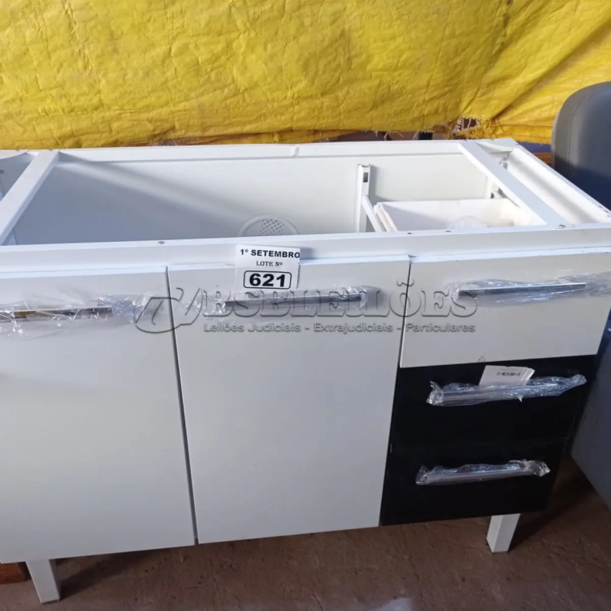LOTE 621 - 01 BALCÃO DE AÇO PARA COZINHA. (NO ESTADO) ATENÇÃO! FAZER A VISITAÇÃO ANTES DE ARREMATAR, NÃO SABEMOS SE FUNCIONA. LEILÃO NÃO TEM GARANTIA E NEM DEVOLUÇÃO, SUJEITO A POSSÍVEIS AVARIAS VISÍVEIS/OCULTAS E/OU AUSÊNCIA DE COMPONENTES.