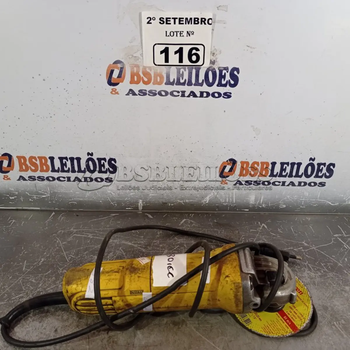 LOTE 116 - 01 ESMERILHADEIRA MARCA DEWALT. (NO ESTADO) ATENÇÃO! FAZER A VISITAÇÃO ANTES DE ARREMATAR, NÃO SABEMOS SE FUNCIONA. LEILÃO NÃO TEM GARANTIA E NEM DEVOLUÇÃO, SUJEITO A POSSÍVEIS AVARIAS VISÍVEIS/OCULTAS E/OU AUSÊNCIA DE COMPONENTES.