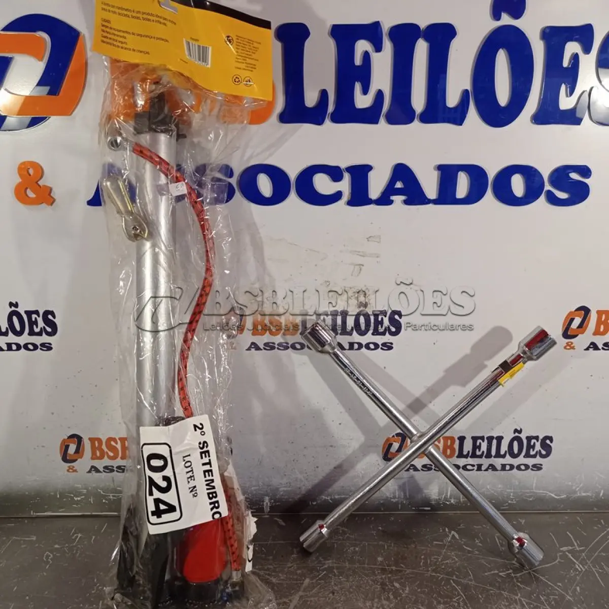 LOTE 024 - 01 BOMBA DE ENCHER PNEU MANUAL E 01 CHAVE DE RODA 17X29X21X23. (NO ESTADO) ATENÇÃO! FAZER A VISITAÇÃO ANTES DE ARREMATAR, NÃO SABEMOS SE FUNCIONA. LEILÃO NÃO TEM GARANTIA E NEM DEVOLUÇÃO, SUJEITO A POSSÍVEIS AVARIAS VISÍVEIS/OCULTAS E/OU AUSÊNCIA DE COMPONENTES.