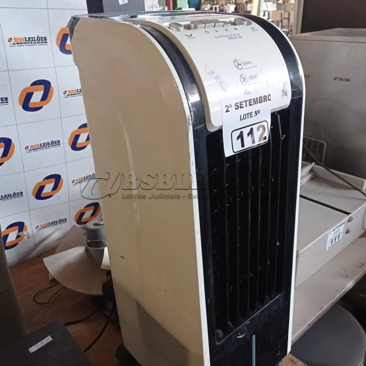 LOTE 112 - 01 CLIMATIZADOR, 01 CAIXA DE SOM DE COLUNA E 01 HÉLICE COM MOTOR. (NO ESTADO) ATENÇÃO! FAZER A VISITAÇÃO ANTES DE ARREMATAR, NÃO SABEMOS SE FUNCIONA. LEILÃO NÃO TEM GARANTIA E NEM DEVOLUÇÃO, SUJEITO A POSSÍVEIS AVARIAS VISÍVEIS/OCULTAS E/OU AUSÊNCIA DE COMPONENTES.