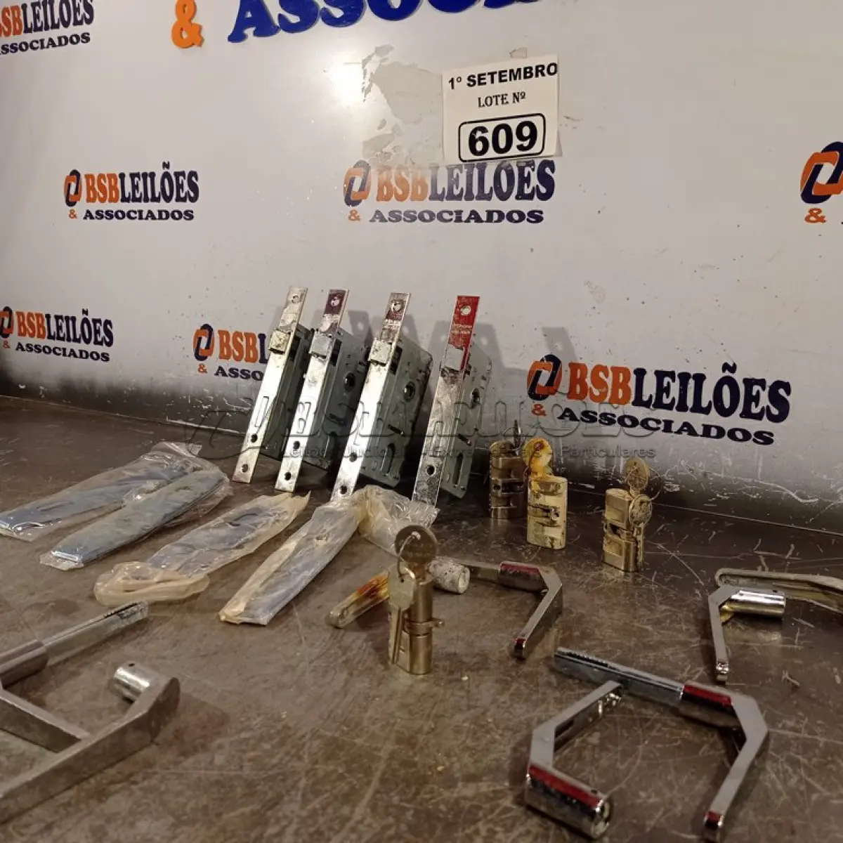 LOTE 609 - 01 LOTE COM VÁRIAS FECHADURAS MARCAS E MODELOS DIVERSOS. (NO ESTADO) ATENÇÃO! FAZER A VISITAÇÃO ANTES DE ARREMATAR, NÃO SABEMOS SE FUNCIONA. LEILÃO NÃO TEM GARANTIA E NEM DEVOLUÇÃO, SUJEITO A POSSÍVEIS AVARIAS VISÍVEIS/OCULTAS E/OU AUSÊNCIA DE COMPONENTES.