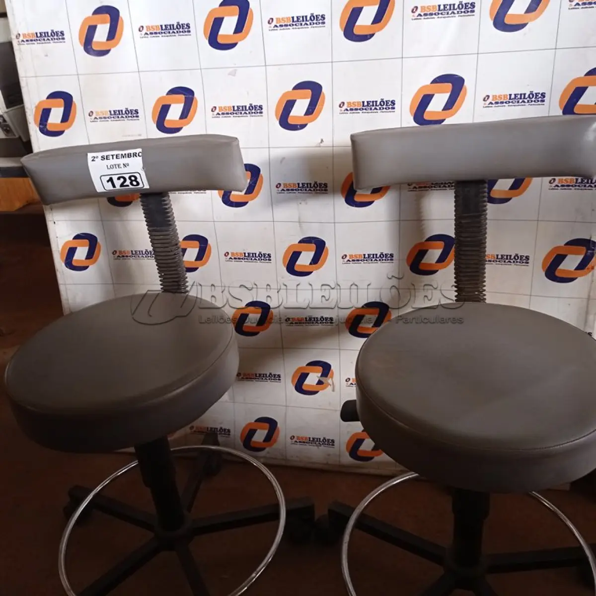 LOTE 128 - 02 BANQUETAS COM BASE GIRATÓRIA. (NO ESTADO) ATENÇÃO! FAZER A VISITAÇÃO ANTES DE ARREMATAR, NÃO SABEMOS SE FUNCIONA. LEILÃO NÃO TEM GARANTIA E NEM DEVOLUÇÃO, SUJEITO A POSSÍVEIS AVARIAS VISÍVEIS/OCULTAS E/OU AUSÊNCIA DE COMPONENTES.